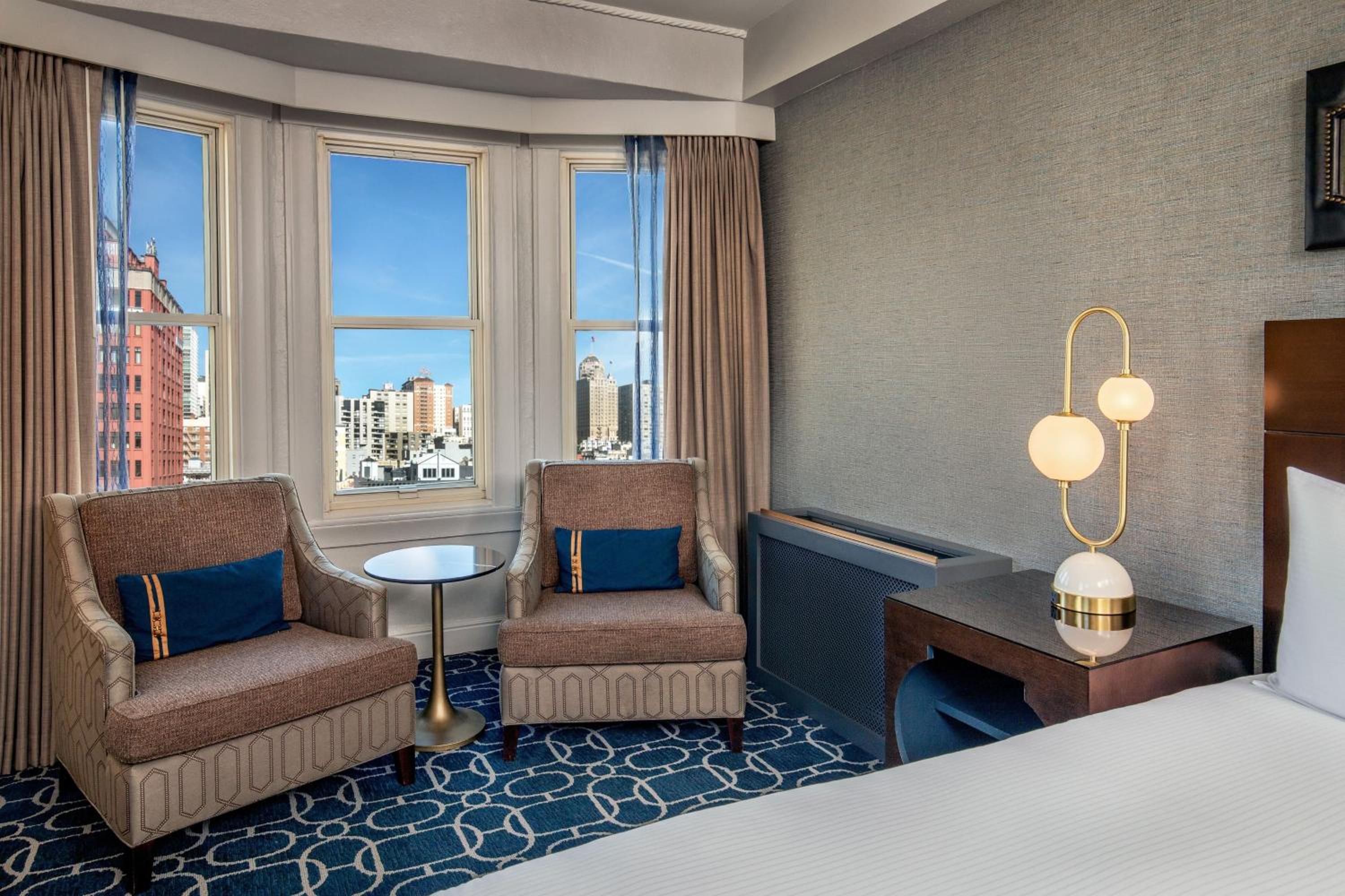 Deluxe King Room - Photo 4
