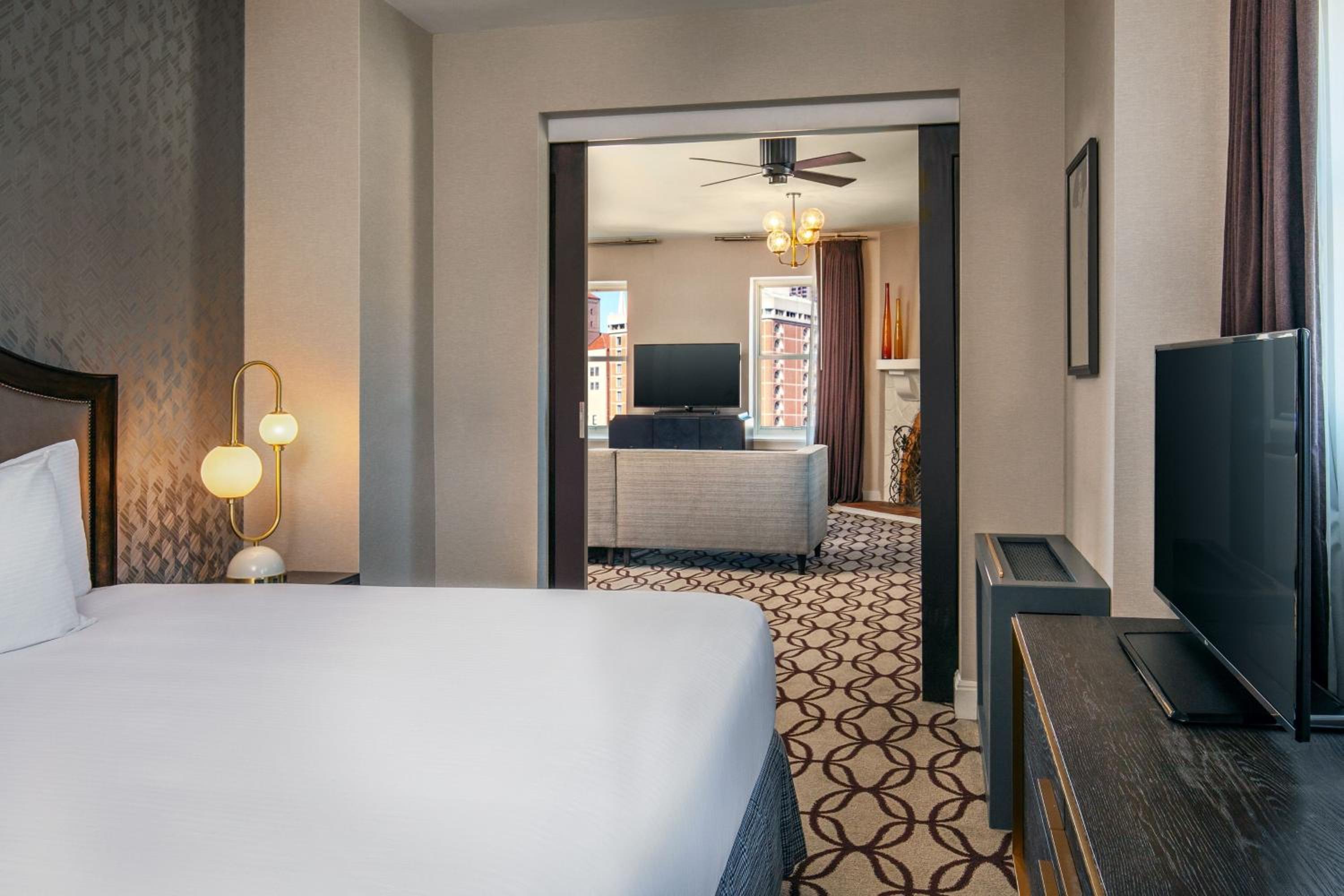 Samuel Suite, 1 Bedroom Suite, 1 King, Skyline view, Balcony
