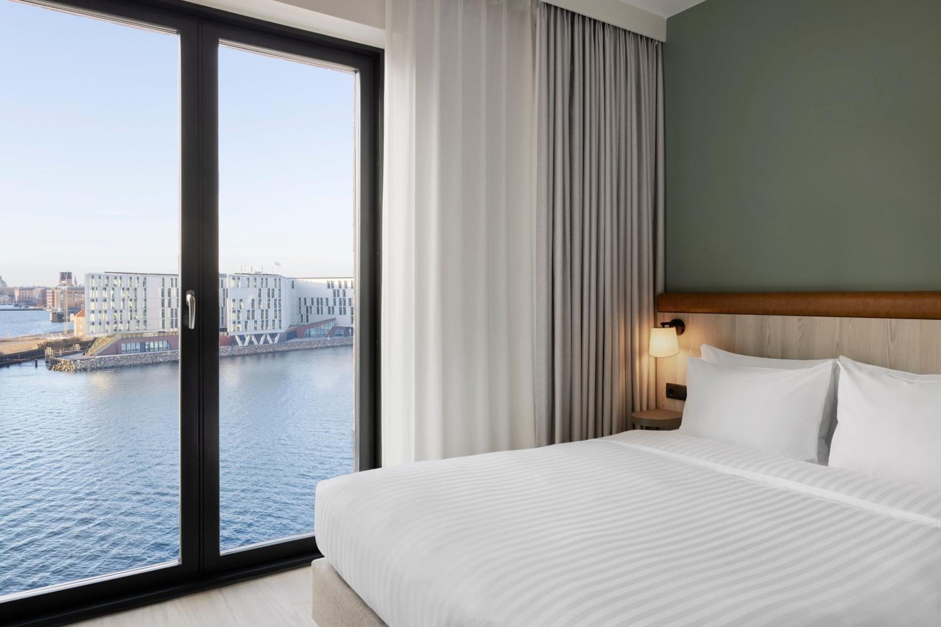 Queen Room with Sea View - Photo 5