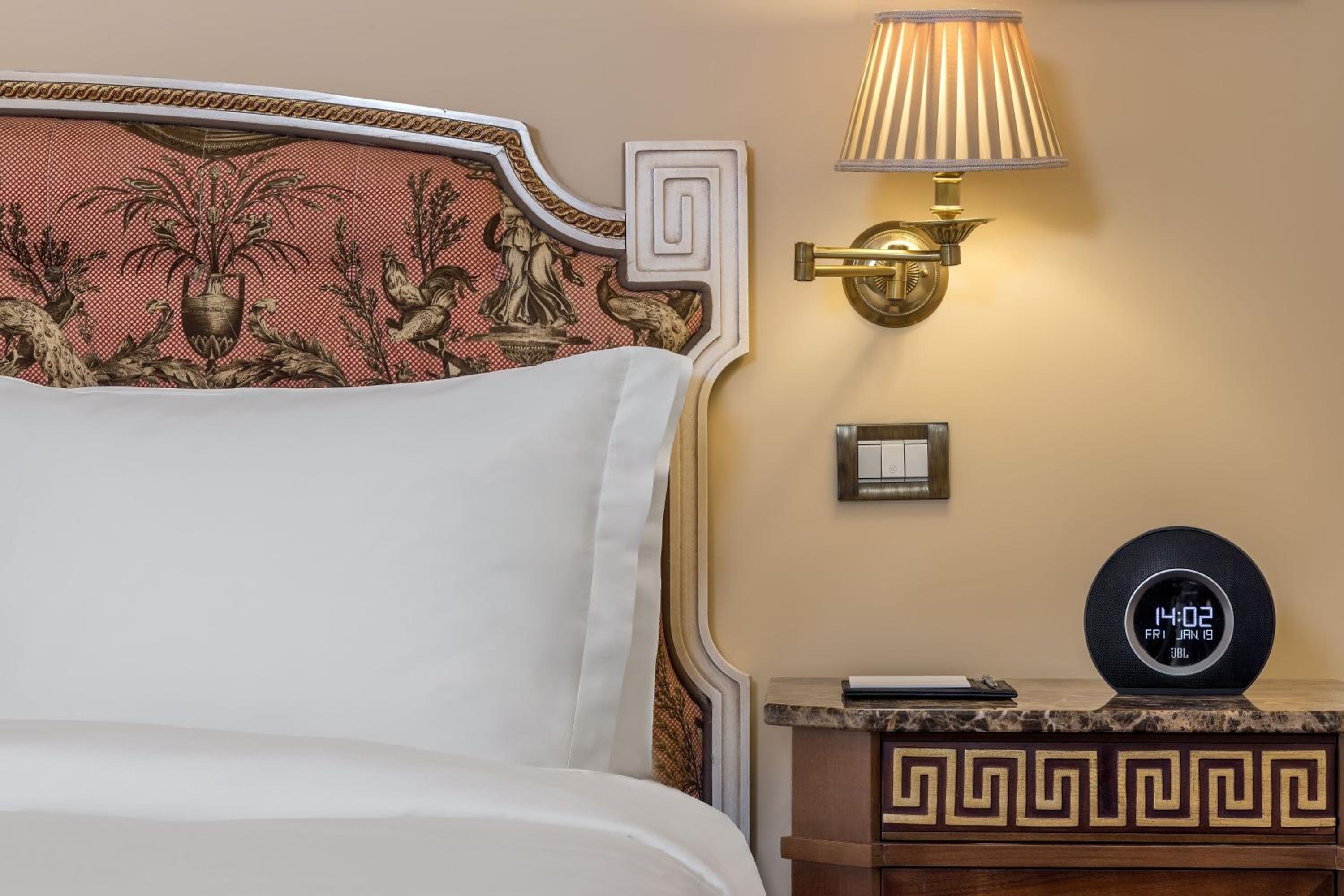 Deluxe, Guest room, 1 King, City view, High Floor