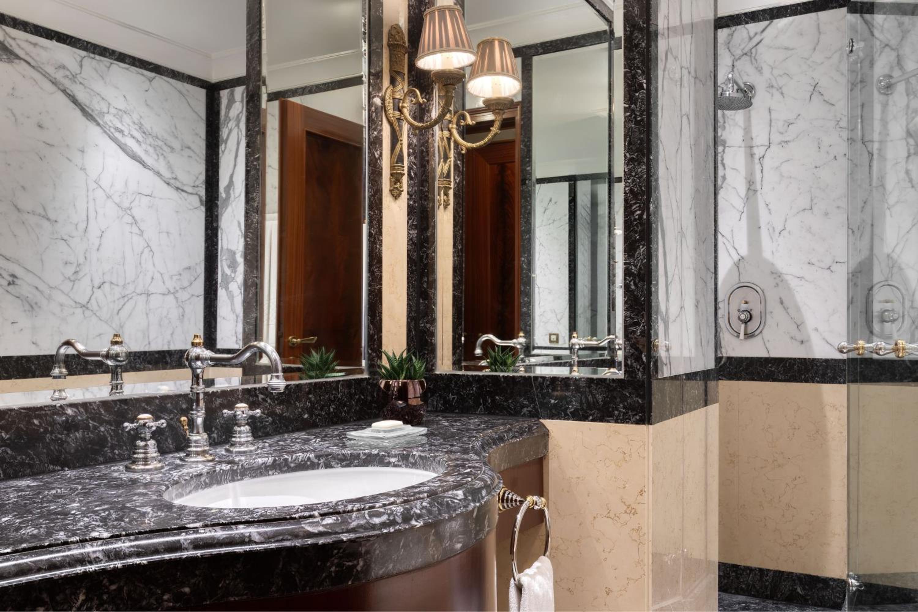 Deluxe, Guest room, 1 King, City view