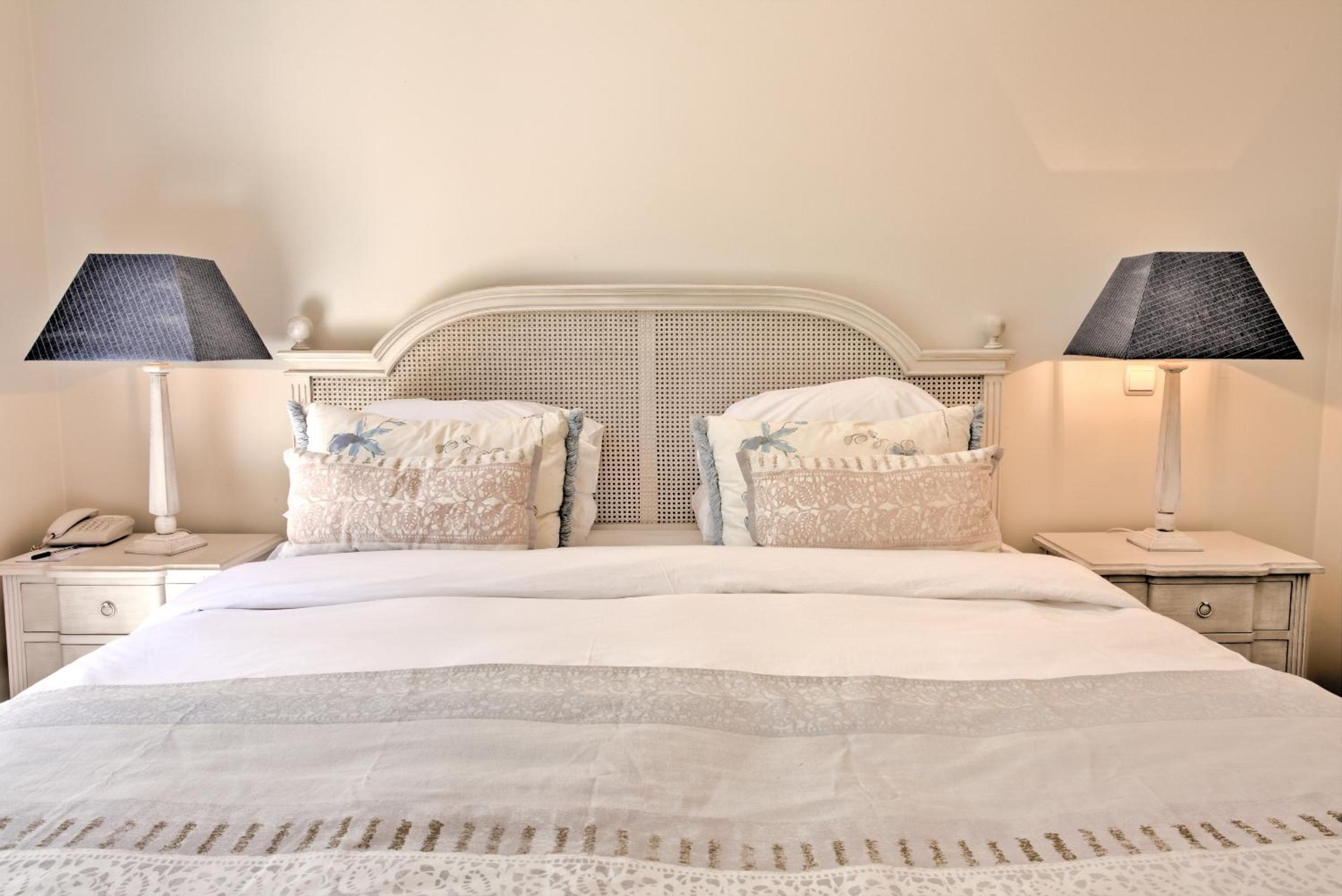Deluxe Double Room - Photo 13