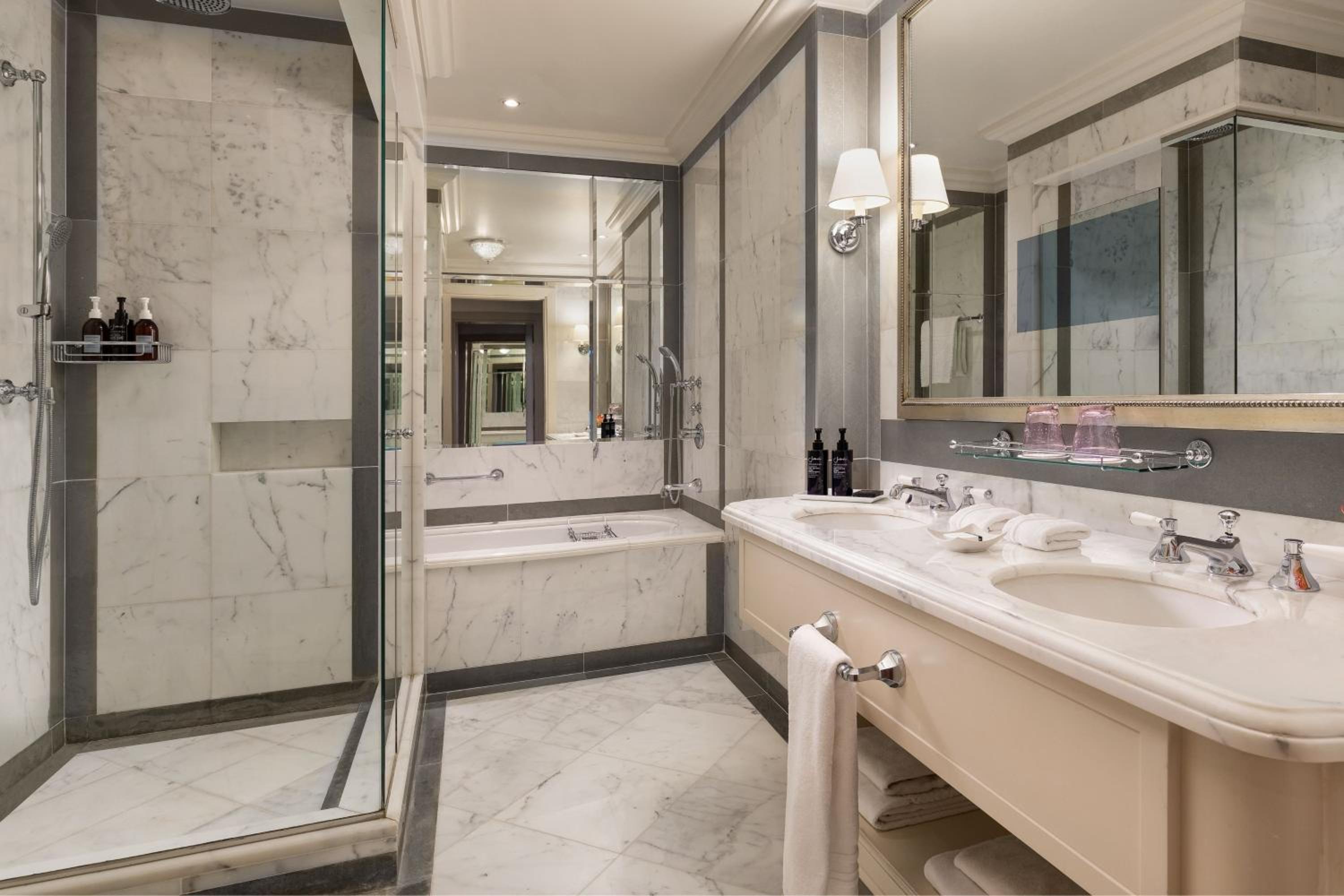 Contemporary Luxury King Suite with River View thumbnail 6