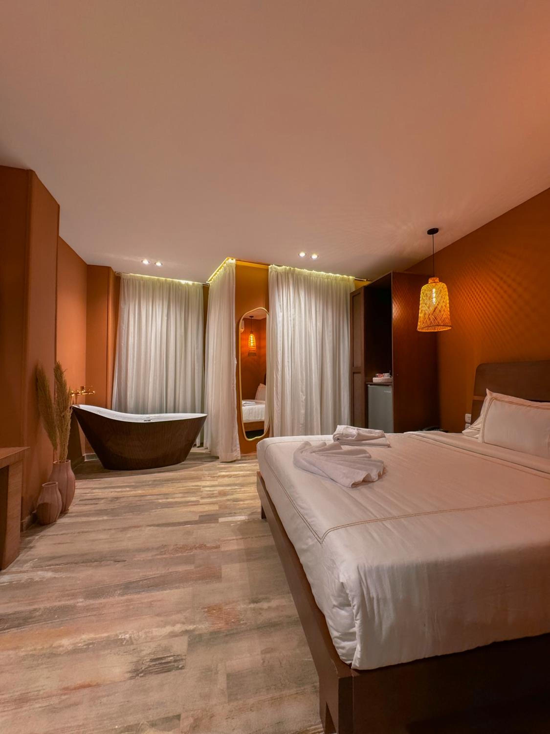 Junior Suite with bathtub pyramids view