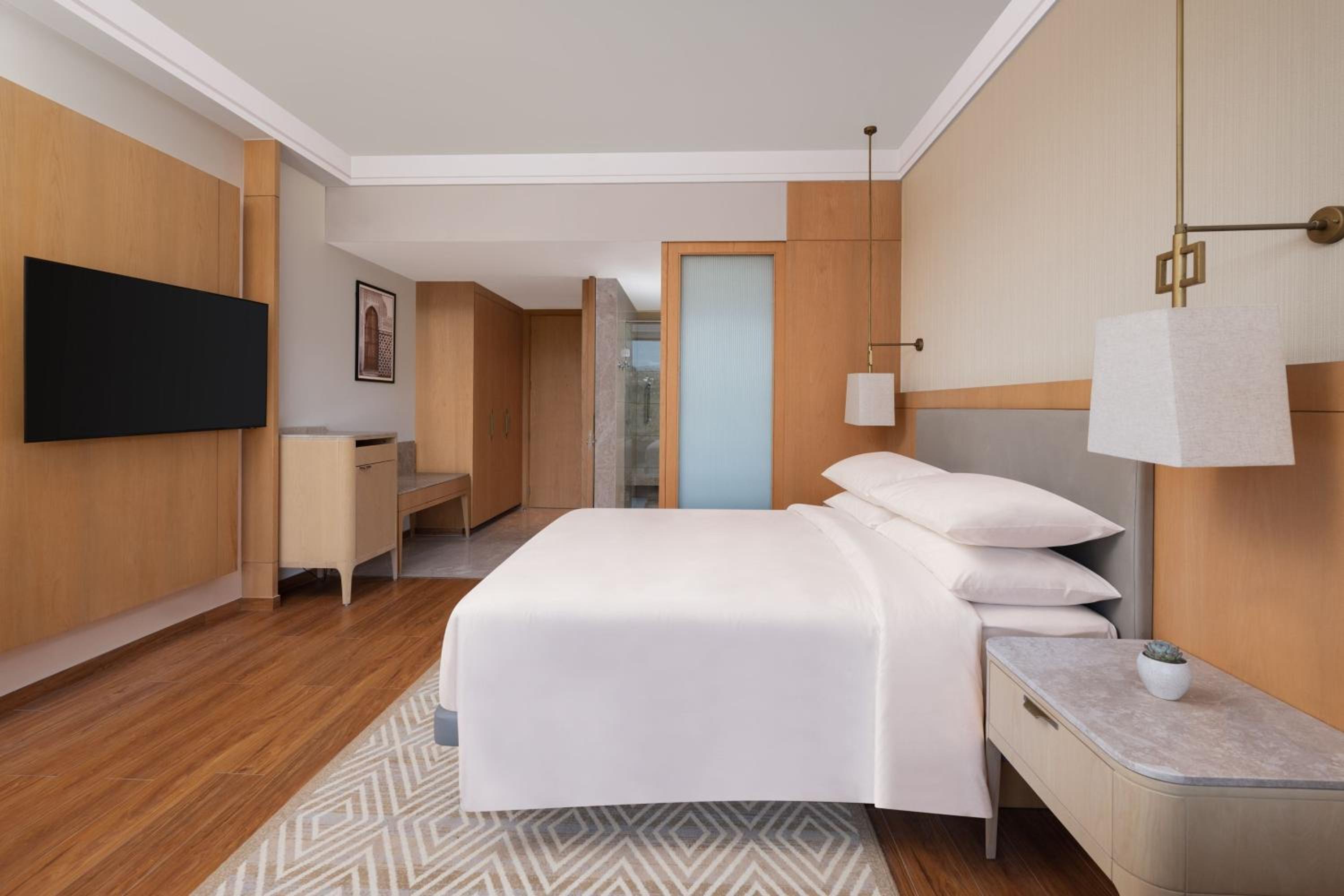 Deluxe, Deluxe Guest room, 1 King, Shrine view - Photo 3