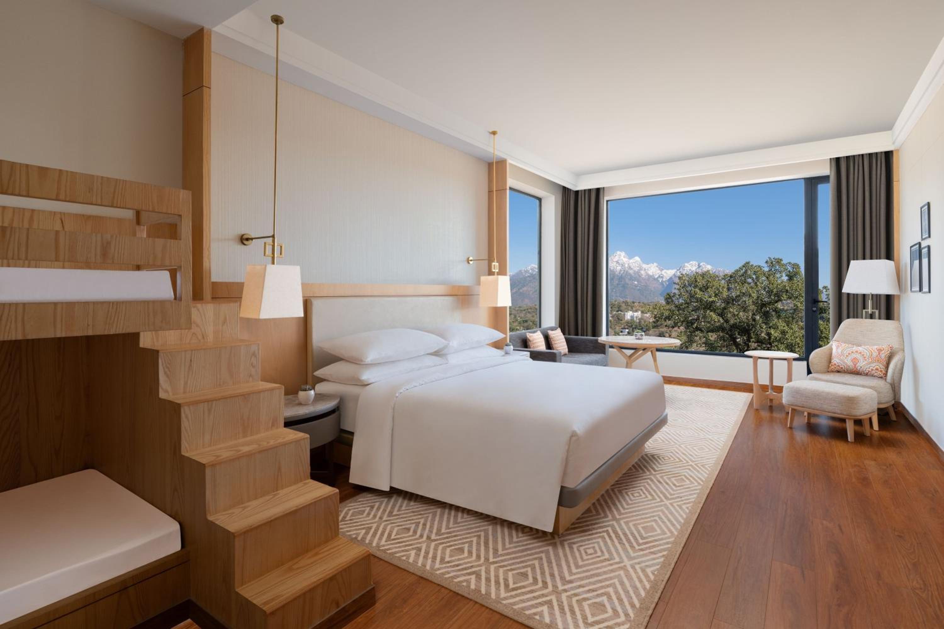 Family room, 1 King, Alternate: bunk beds, Shrine view photo 3