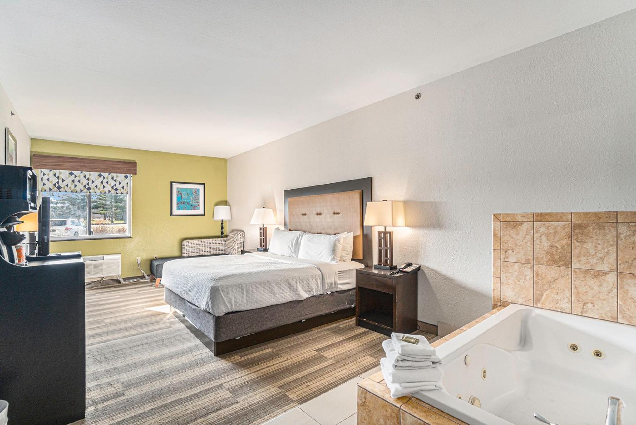 King Bed-whirlpool Room-nonsmoking - Photo 2