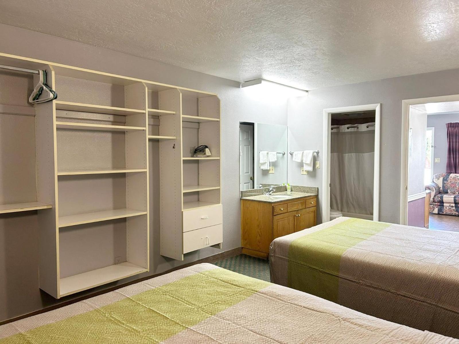 Queen Suite - Photo 1