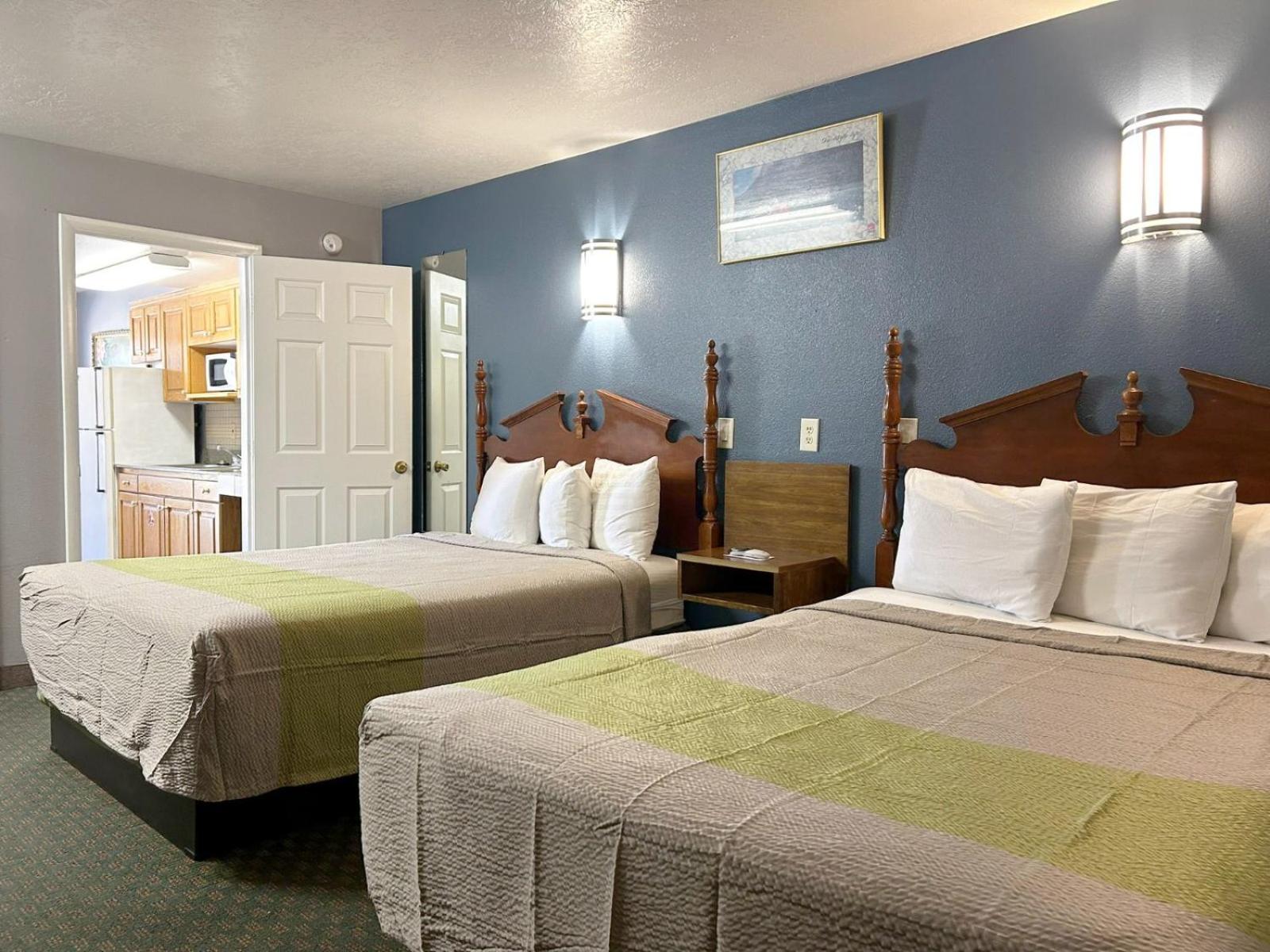 Queen Room with Two Queen Beds - Non-Smoking - Photo 3