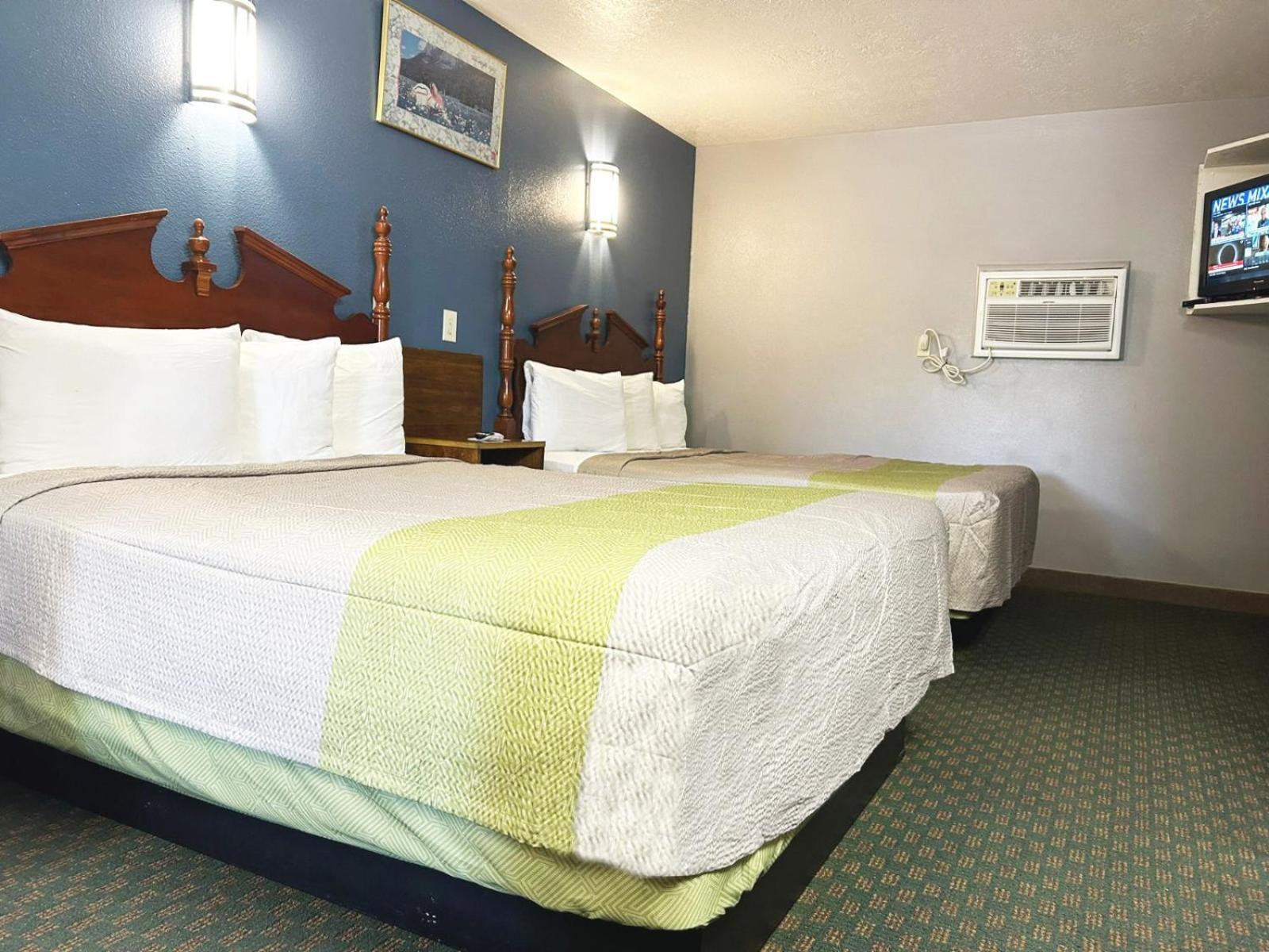 Queen Room with Two Queen Beds - Non-Smoking - Photo 1