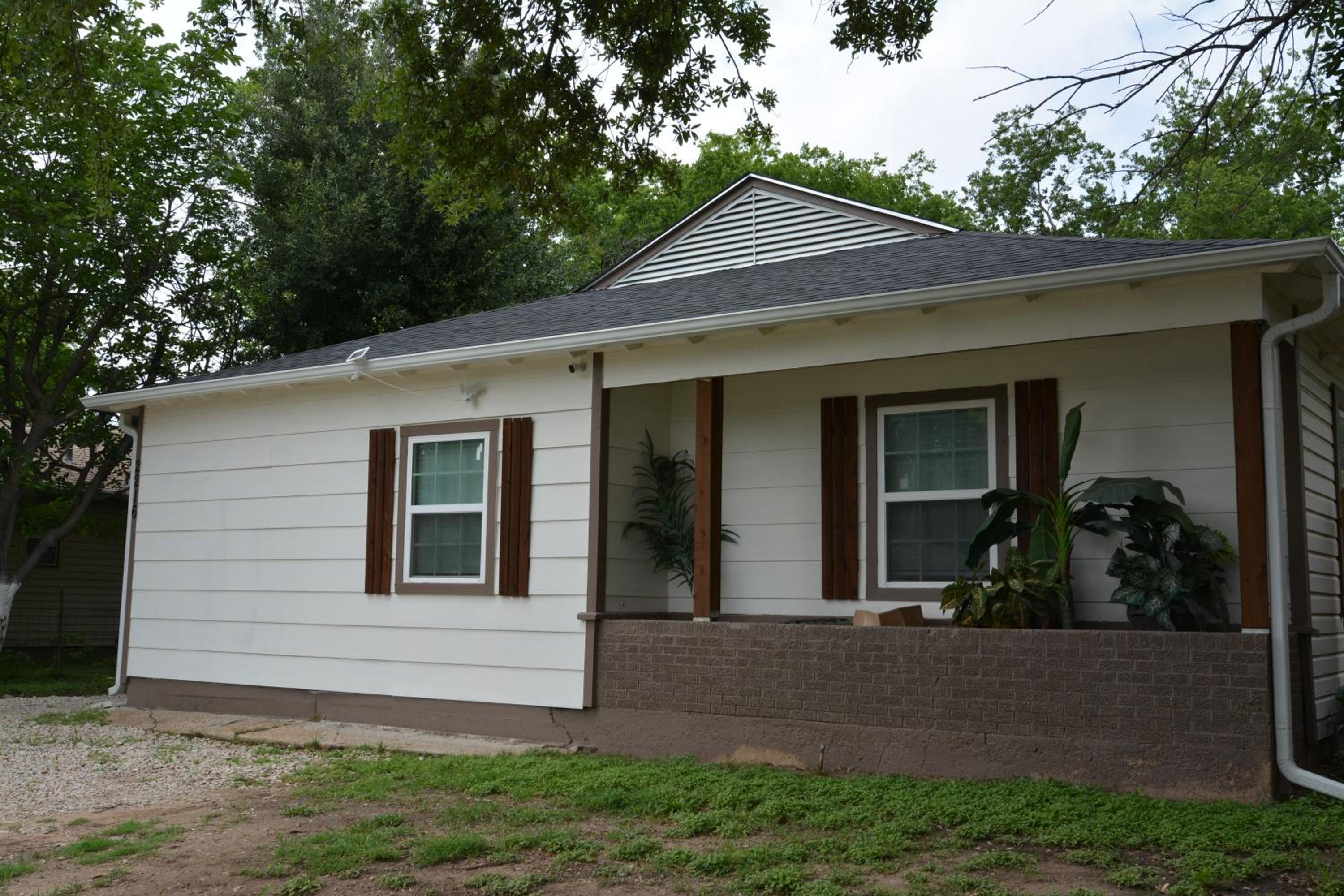 Three-Bedroom House photo 2