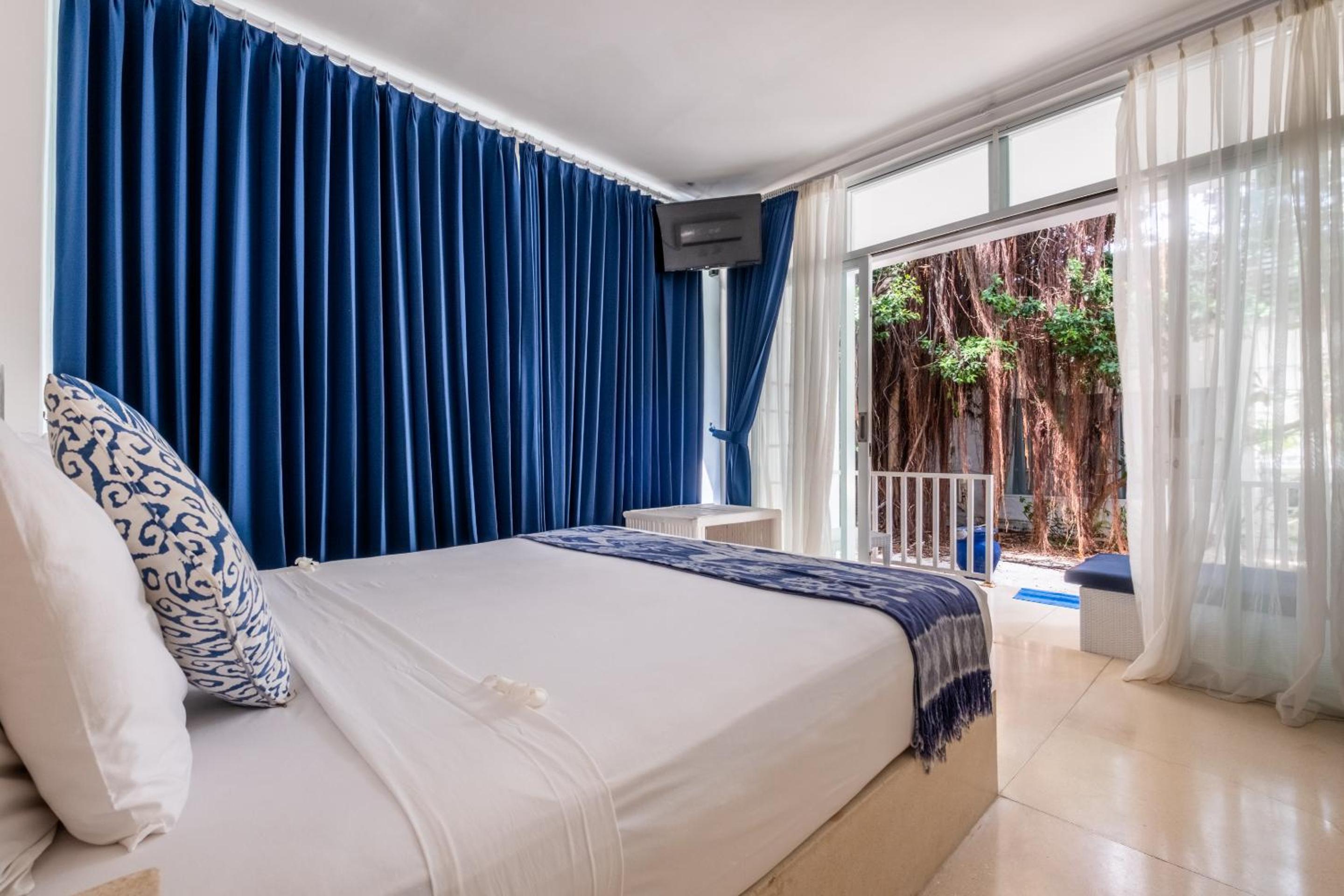 Standard Double Room with Balcony - Photo 13