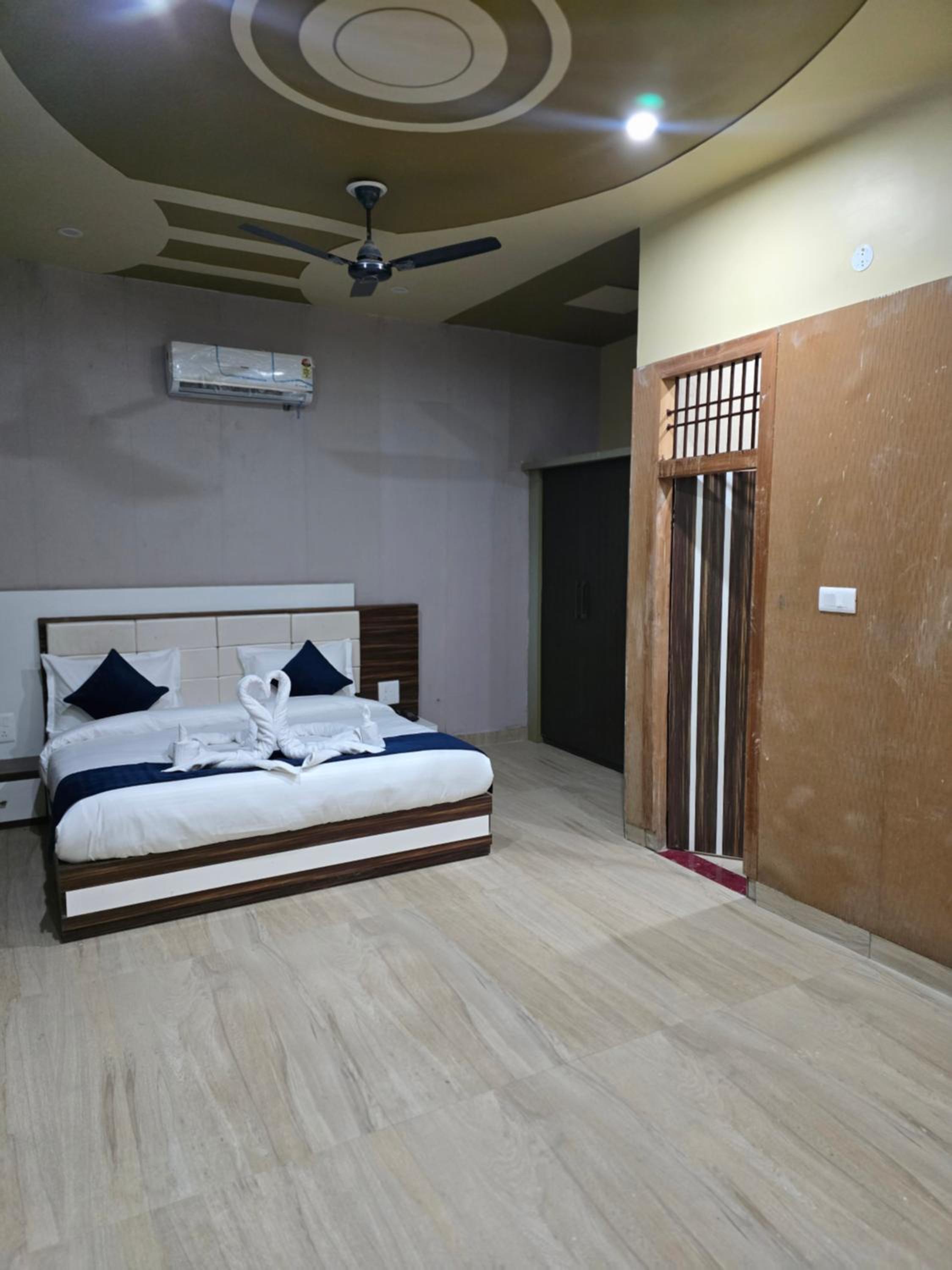 Suite - Photo 1