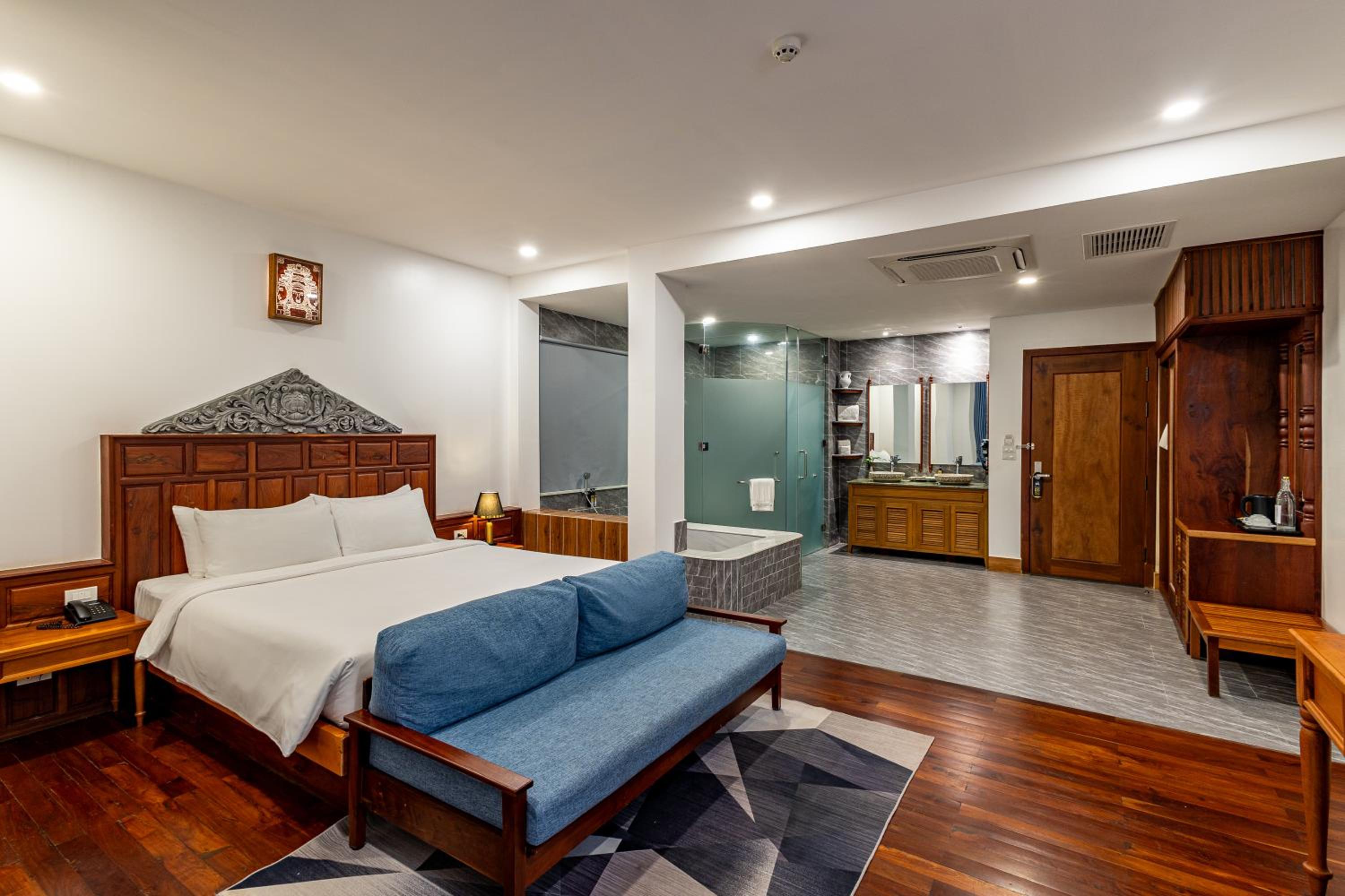 King Suite with Balcony - Photo 3