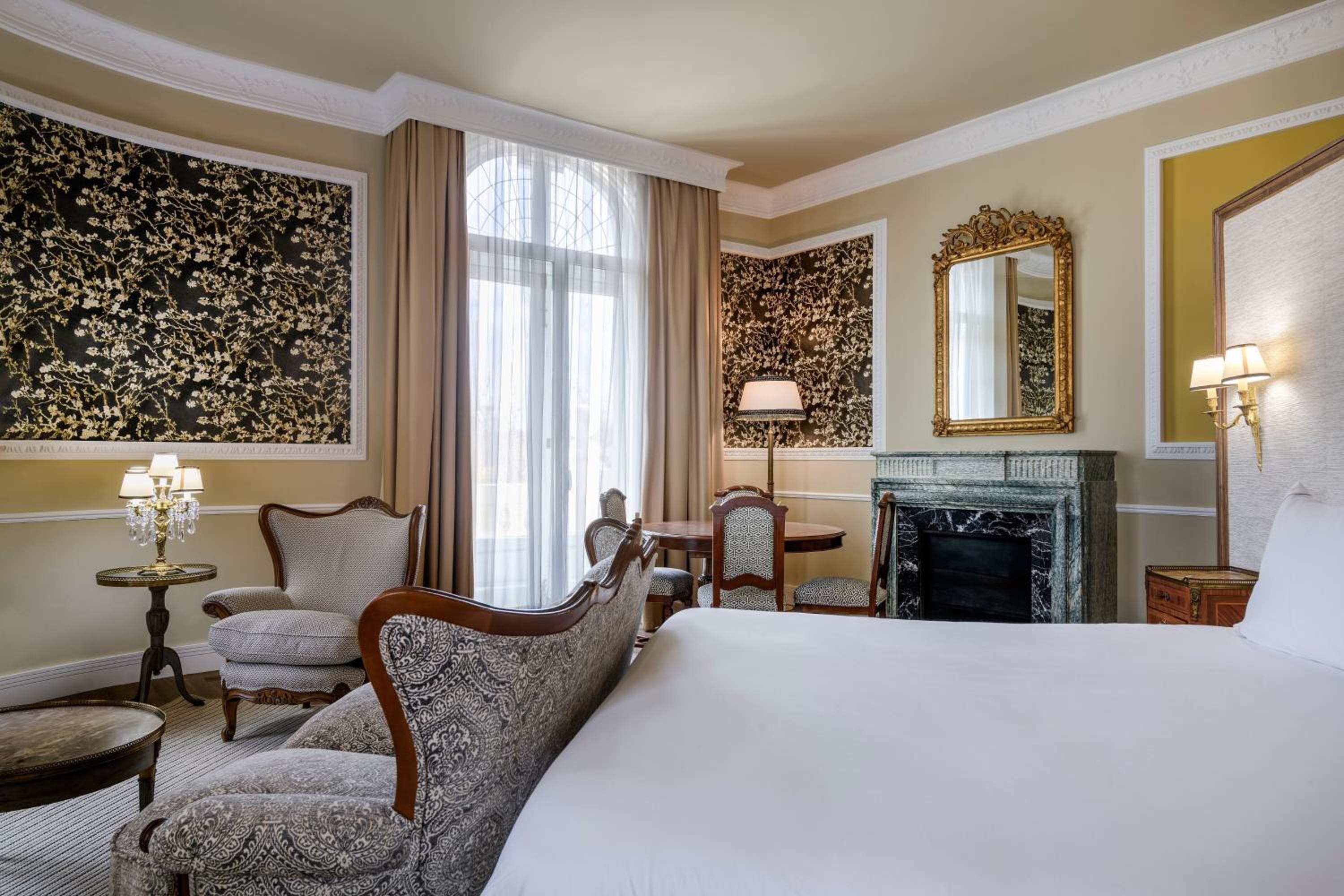 Corner King Suite with Park View