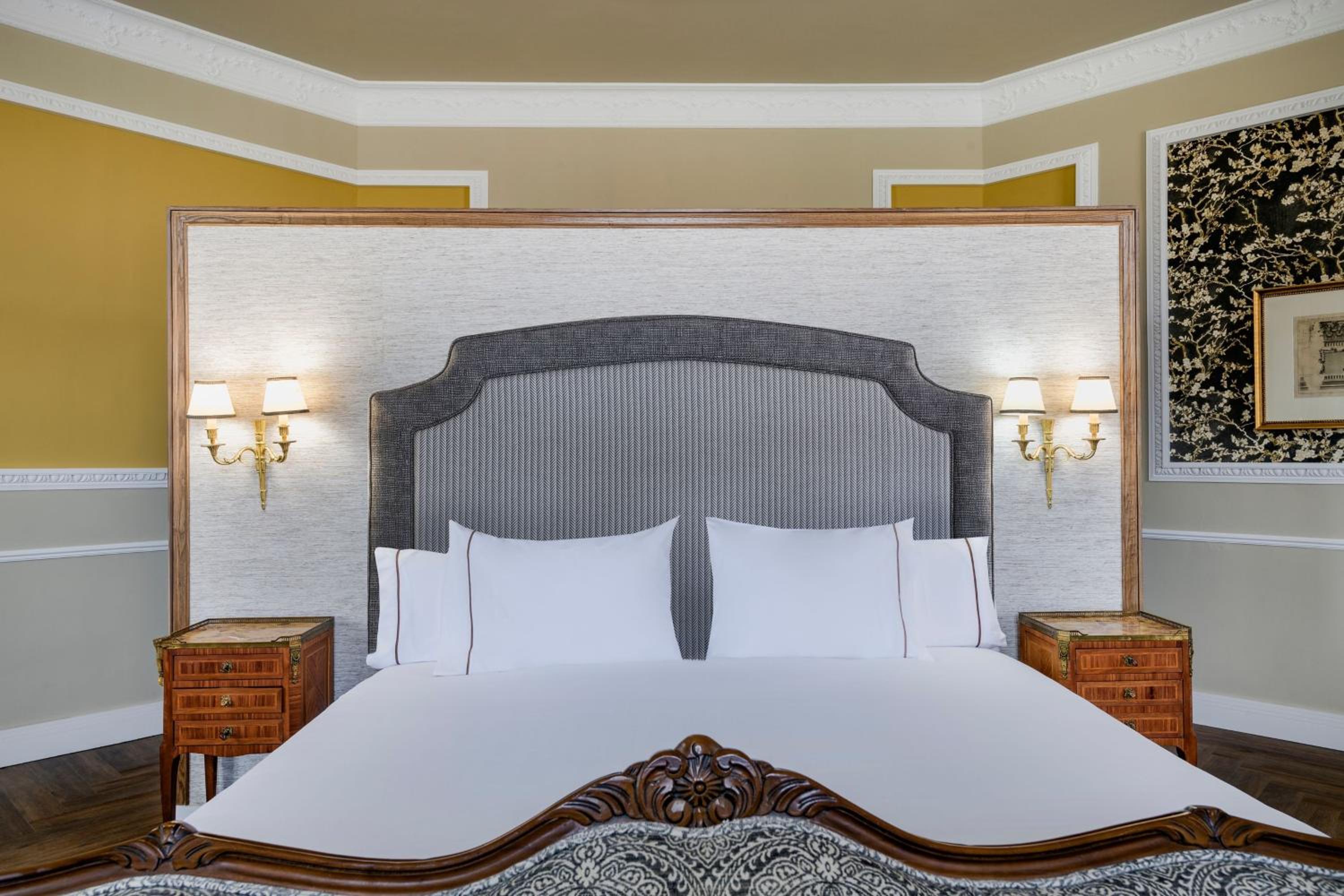 Corner King Suite with Park View thumbnail 5