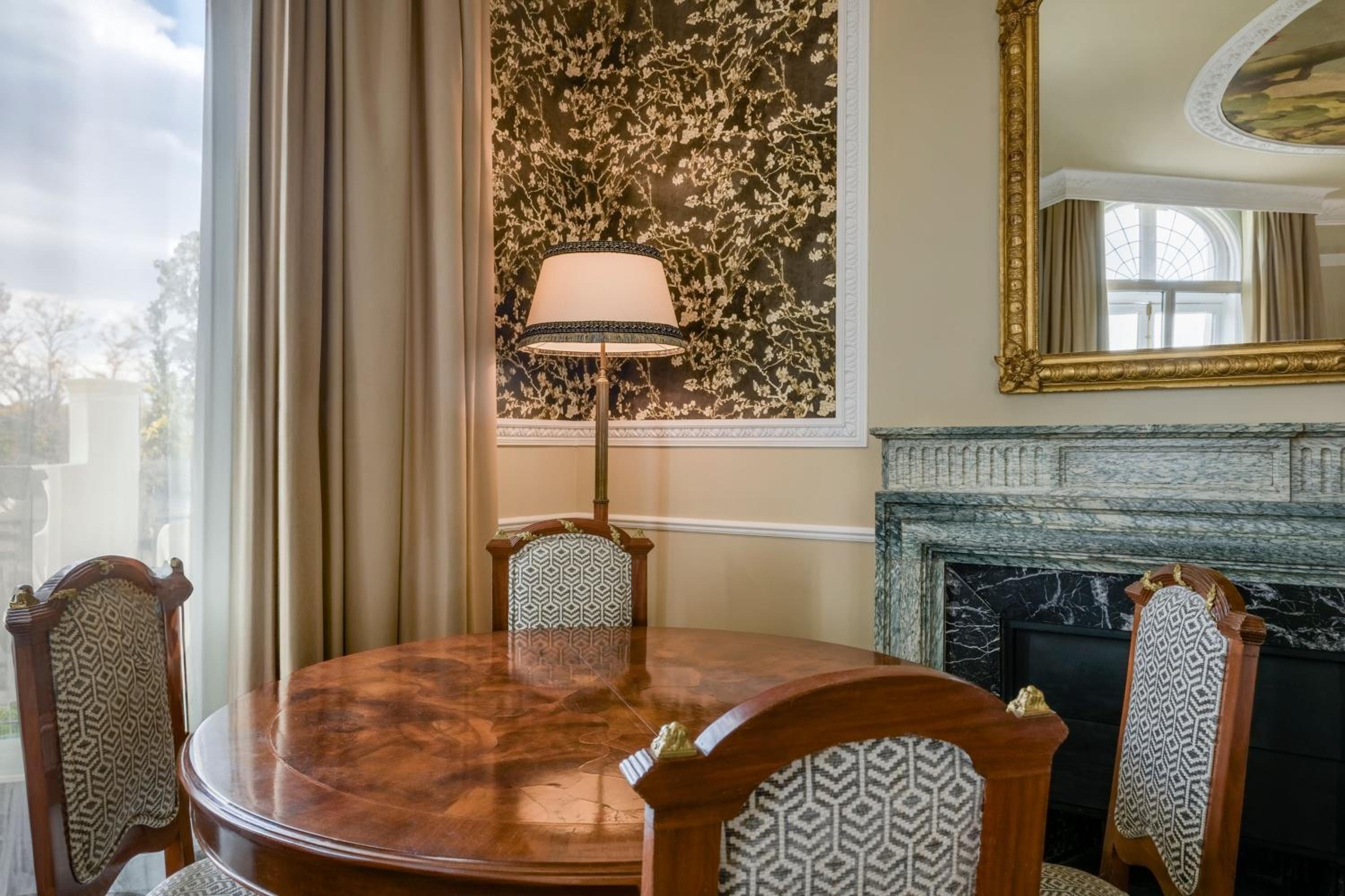 Corner King Suite with Park View Corner King Suite with Park View