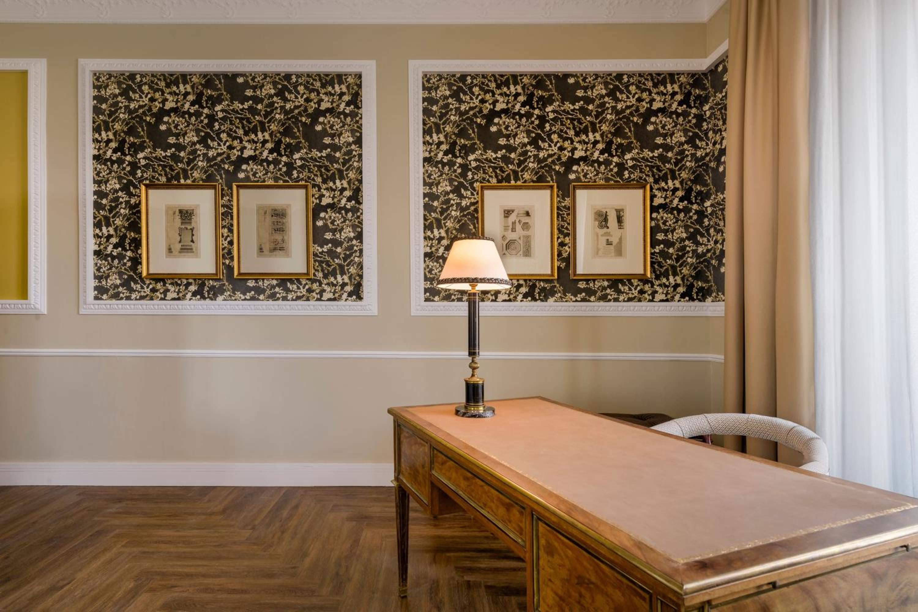 Corner King Suite with Park View Corner King Suite with Park View
