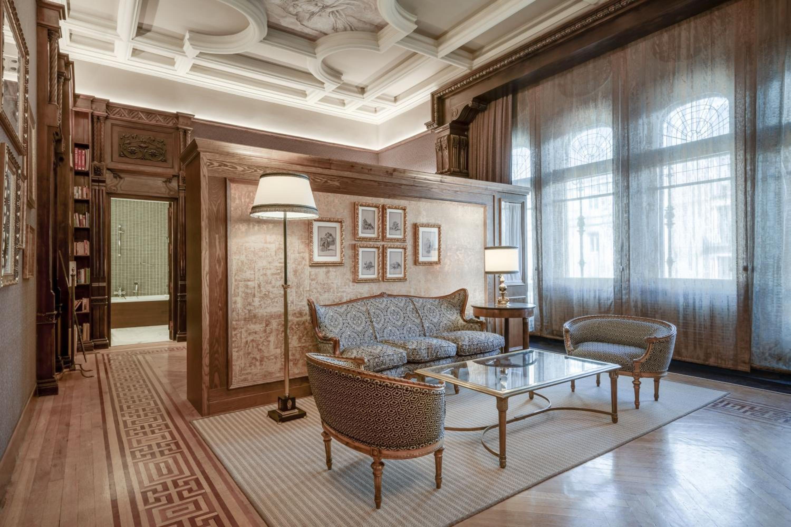 The Library King Suite with Fireplace