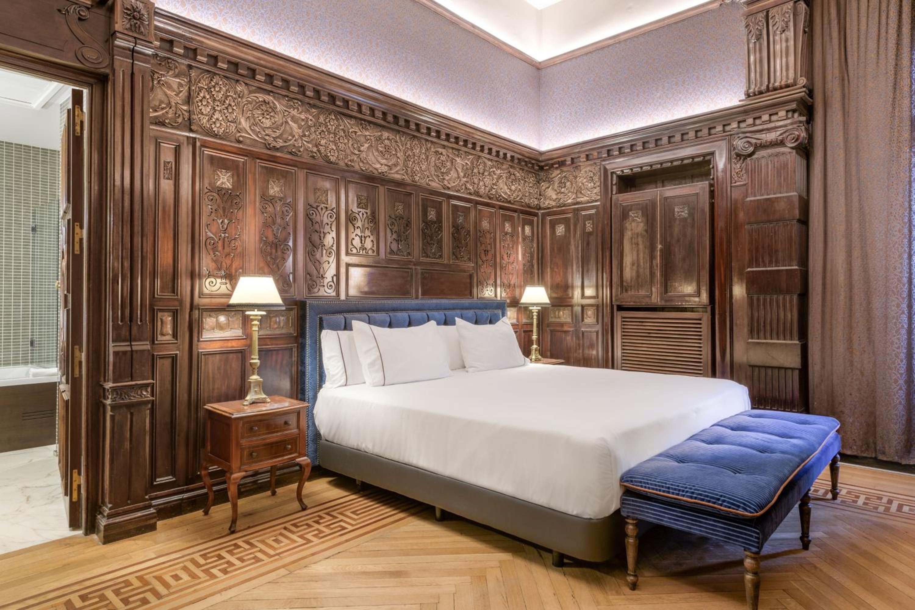 The Library King Suite with Fireplace