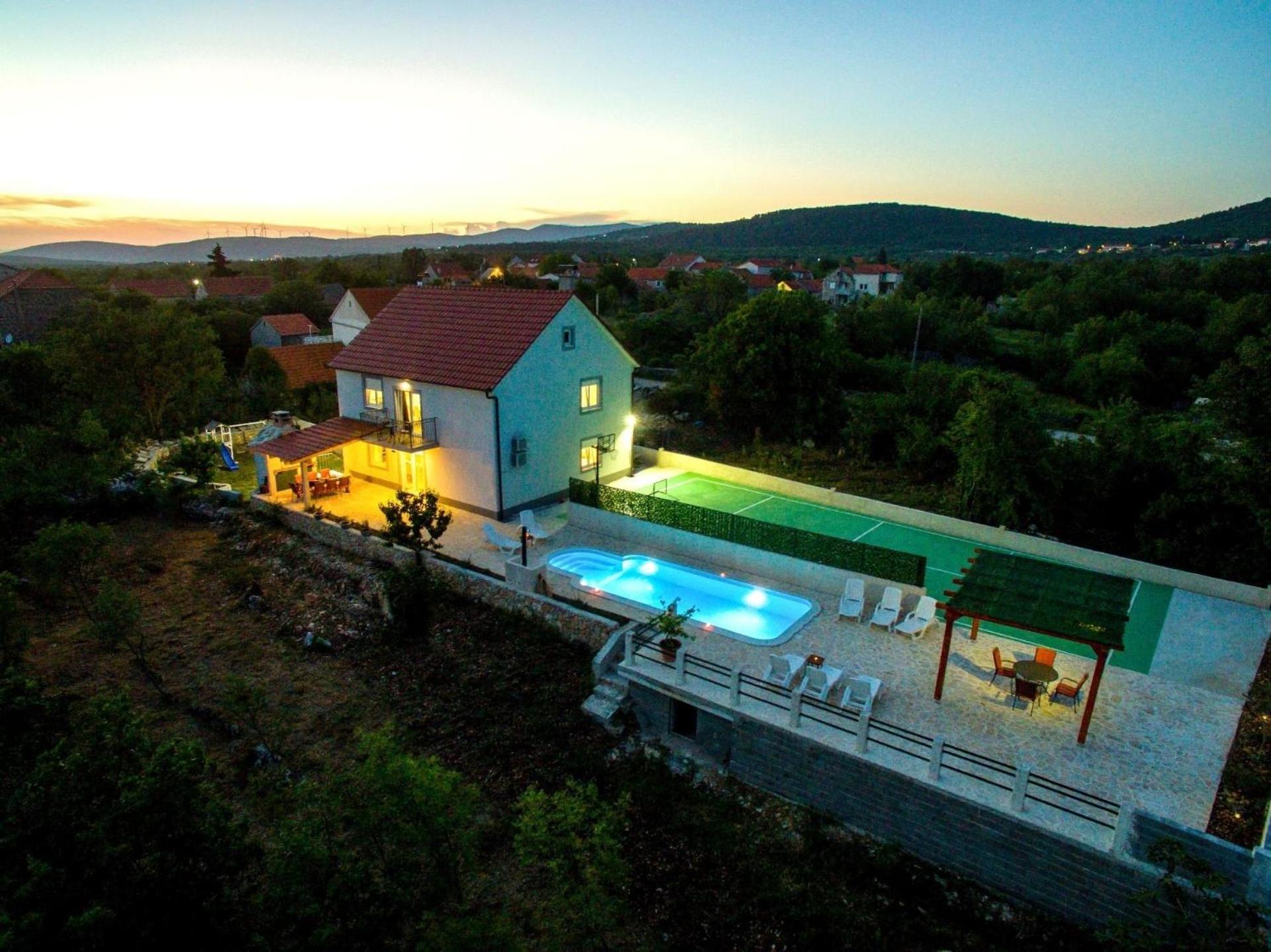 Four-Bedroom Vacation Home photo 2