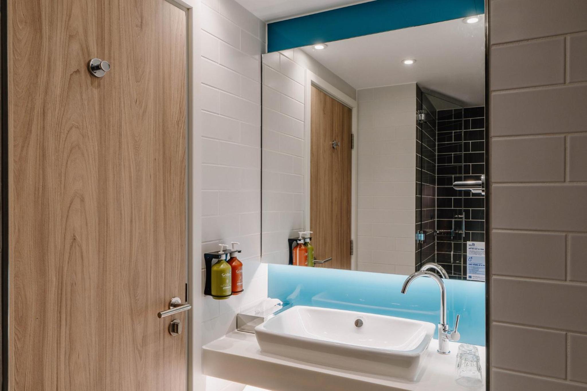 Standard Queen Room with Free Hot Breakfast - Photo 3