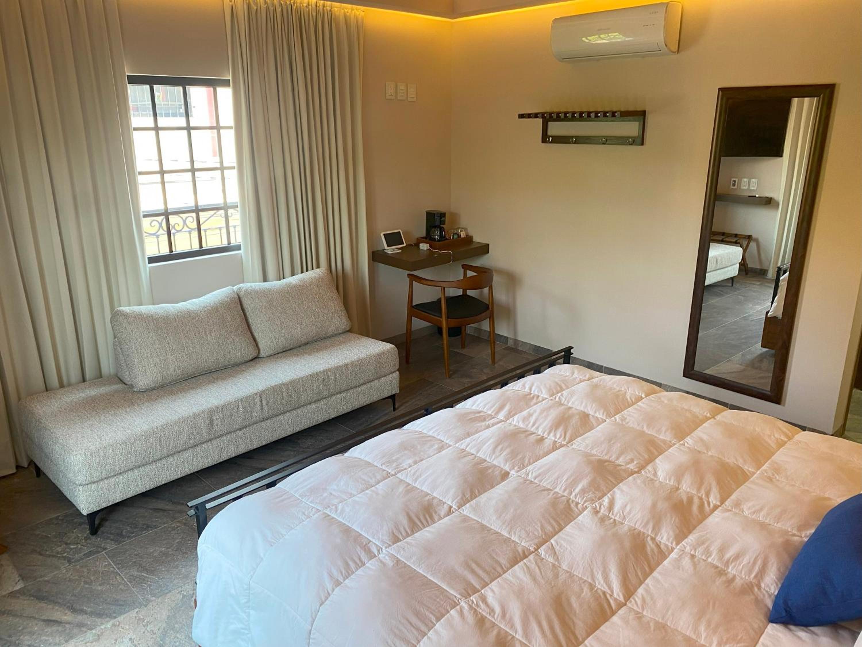 Deluxe King Suite - Photo 4
