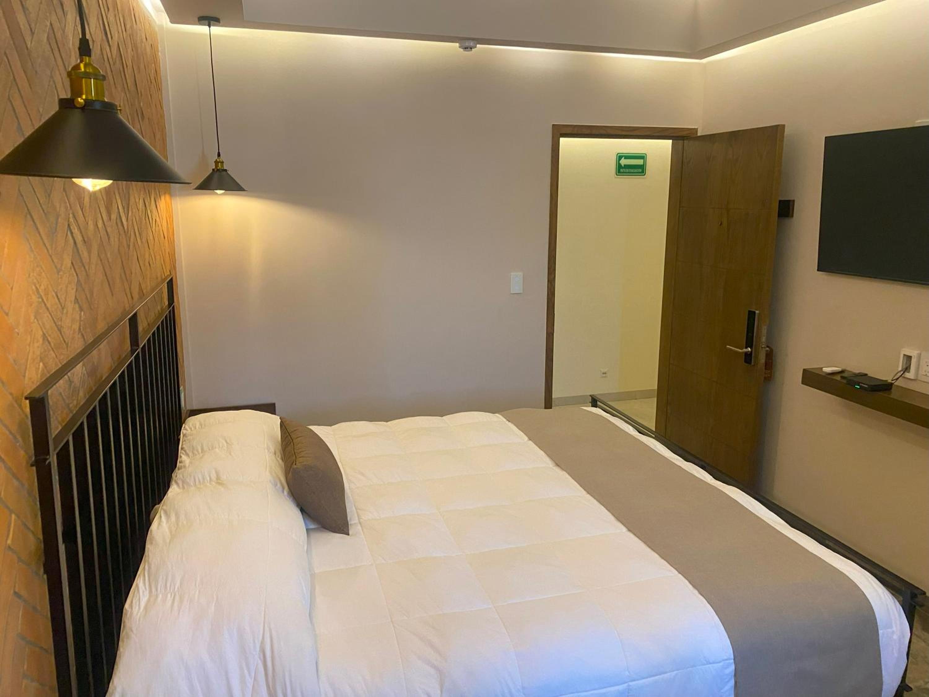 Standard King Room - Photo 6