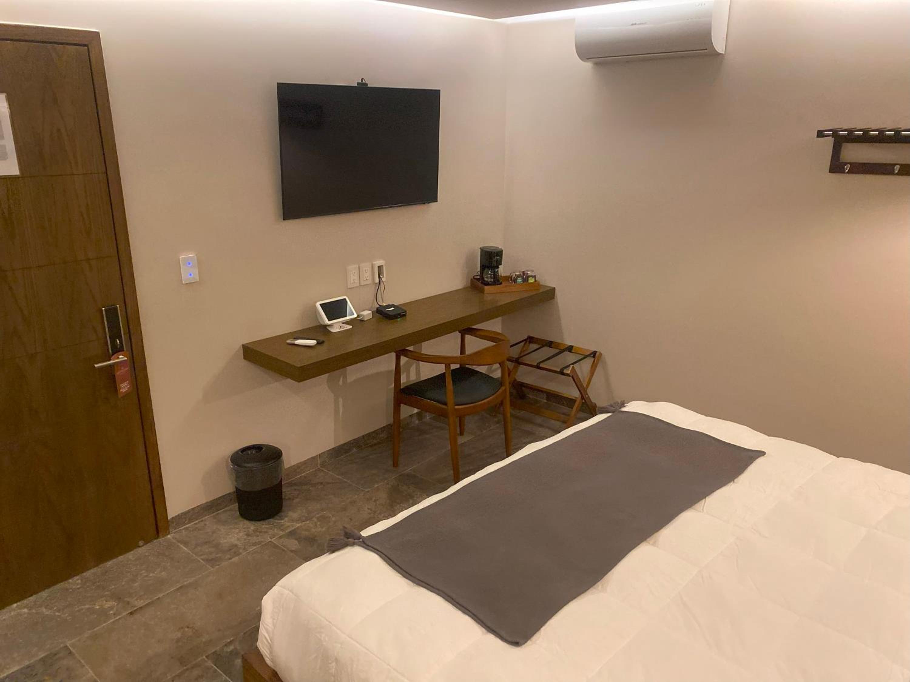 Standard King Room - Photo 7