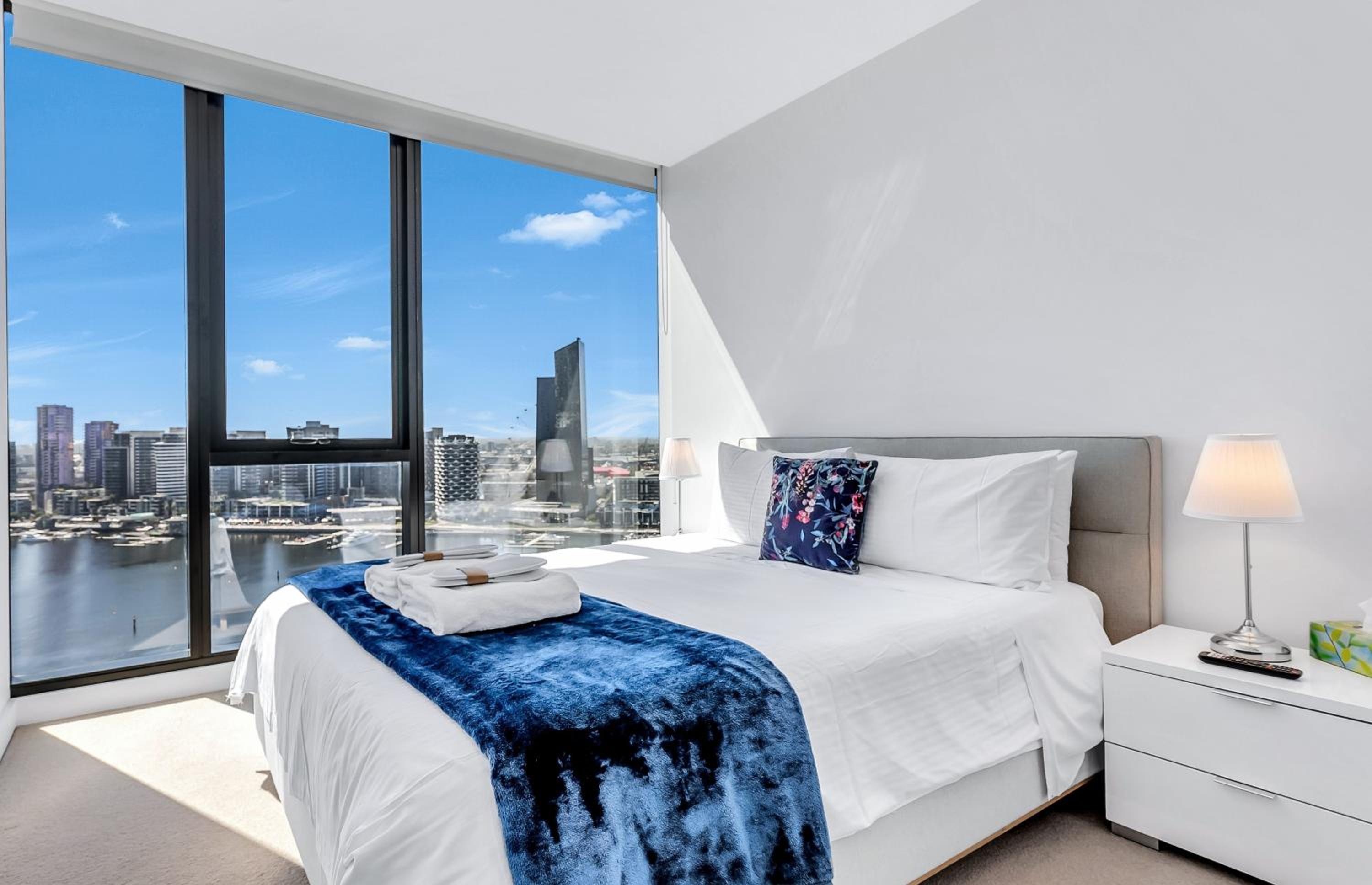 Classic 2 Bedroom Apartment With Water Views - Photo 4