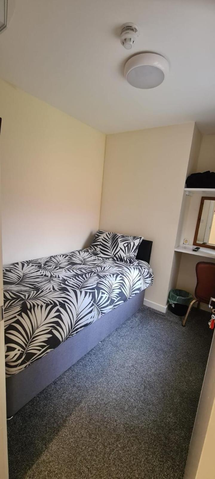Single Room with Shared Shower and Toilet photo 1