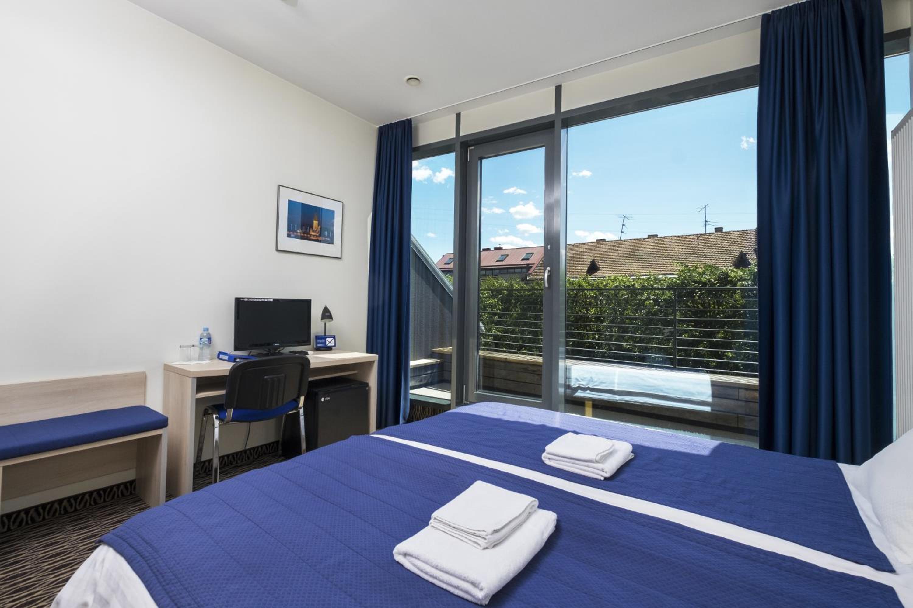 Double or Twin Room with Balcony - Photo 1