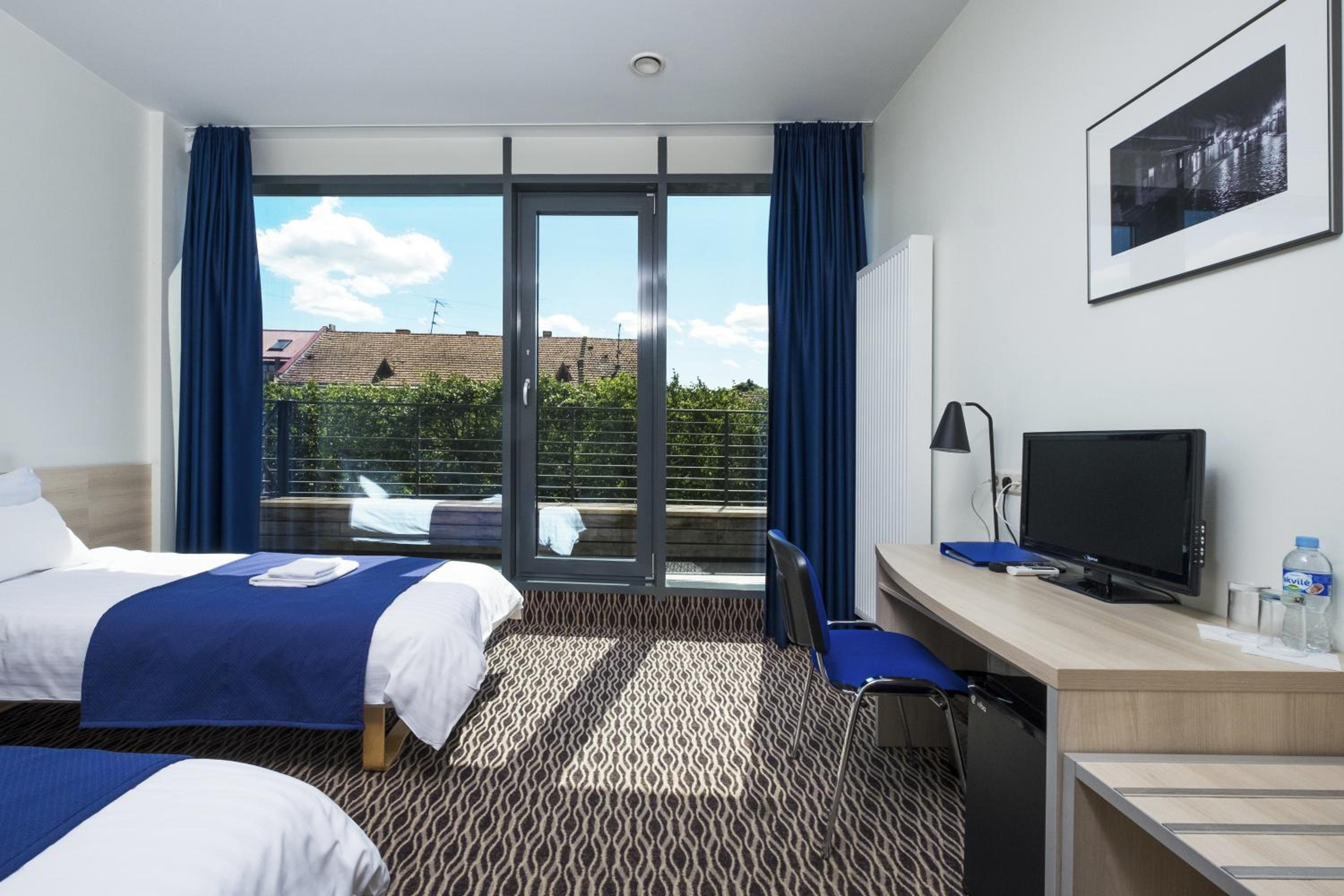 Double or Twin Room with Balcony - Photo 7