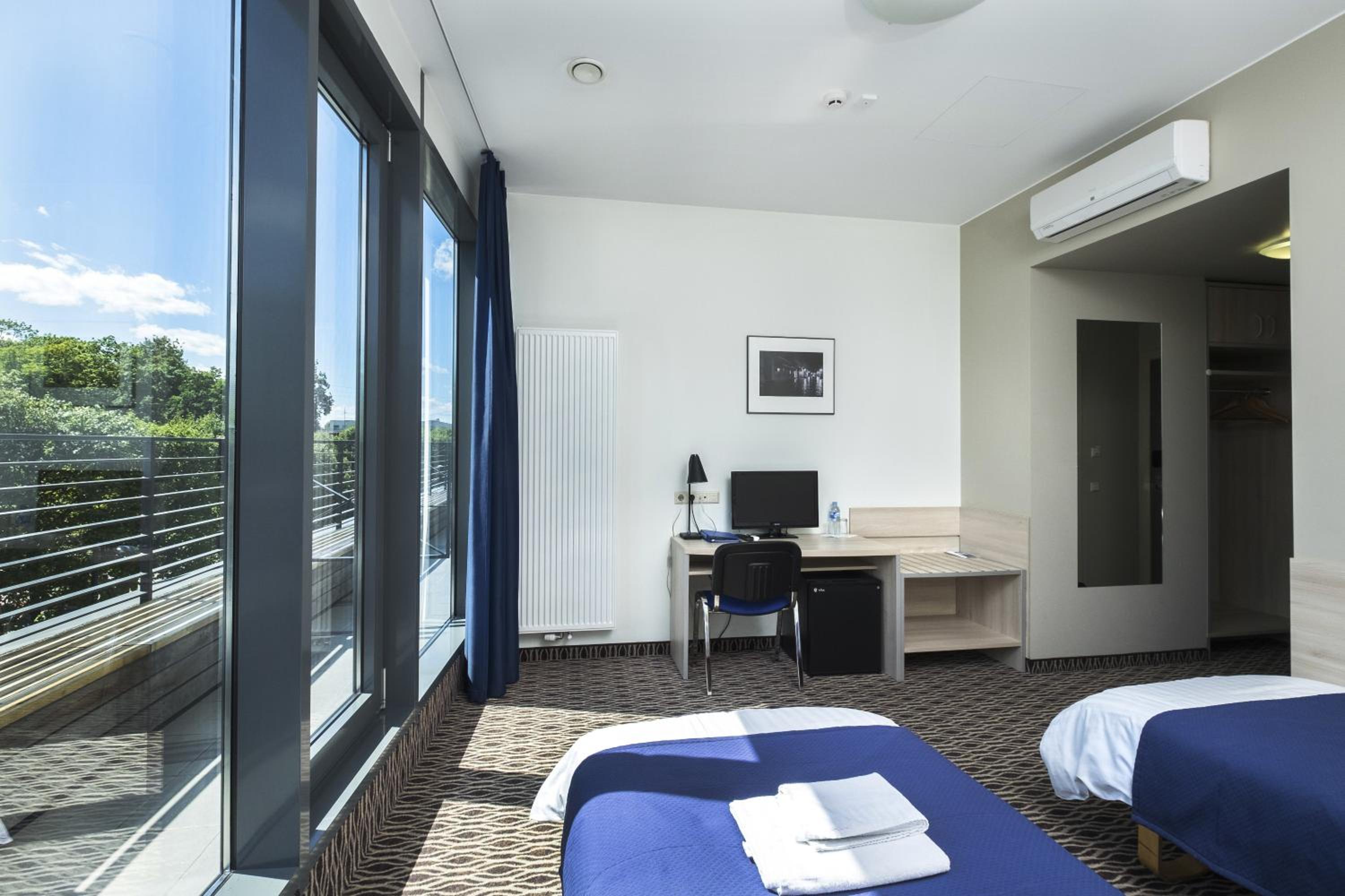Double or Twin Room with Balcony - Photo 6