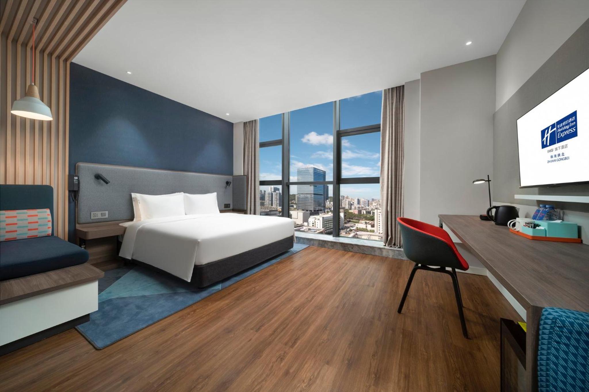 Standard King Room with City View - Photo 4