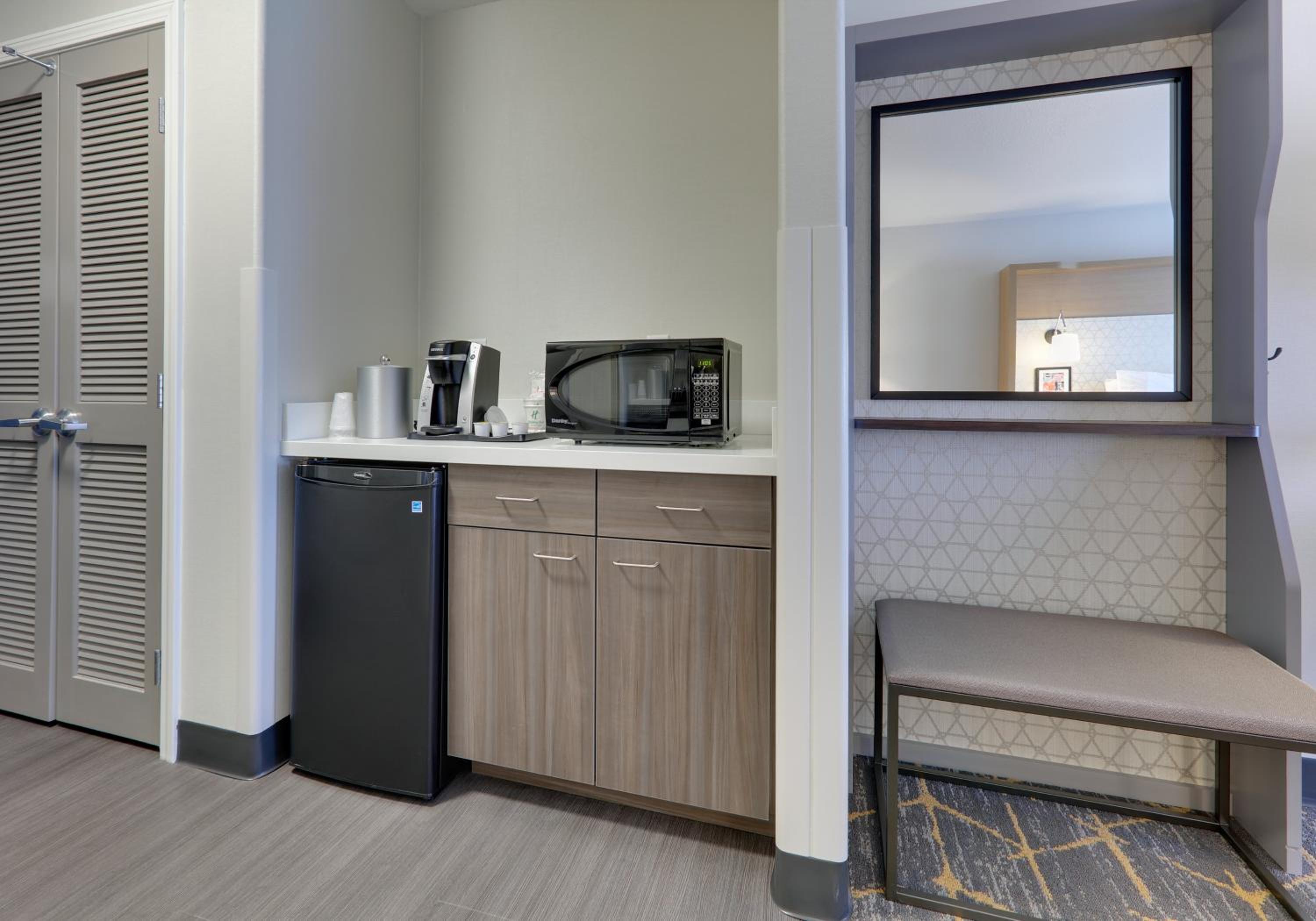 Standard King Room - Photo 7