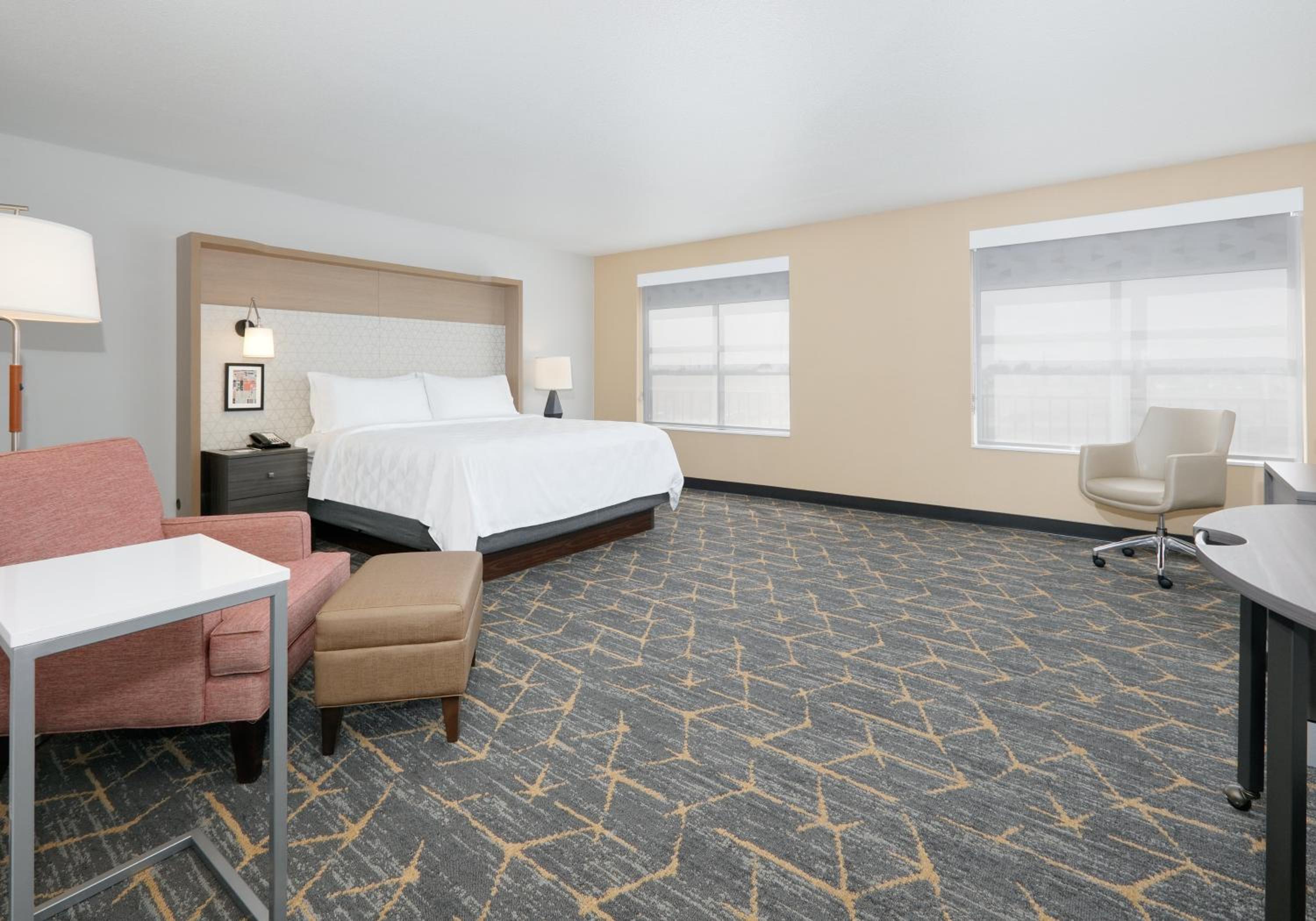 Standard King Room - Photo 5