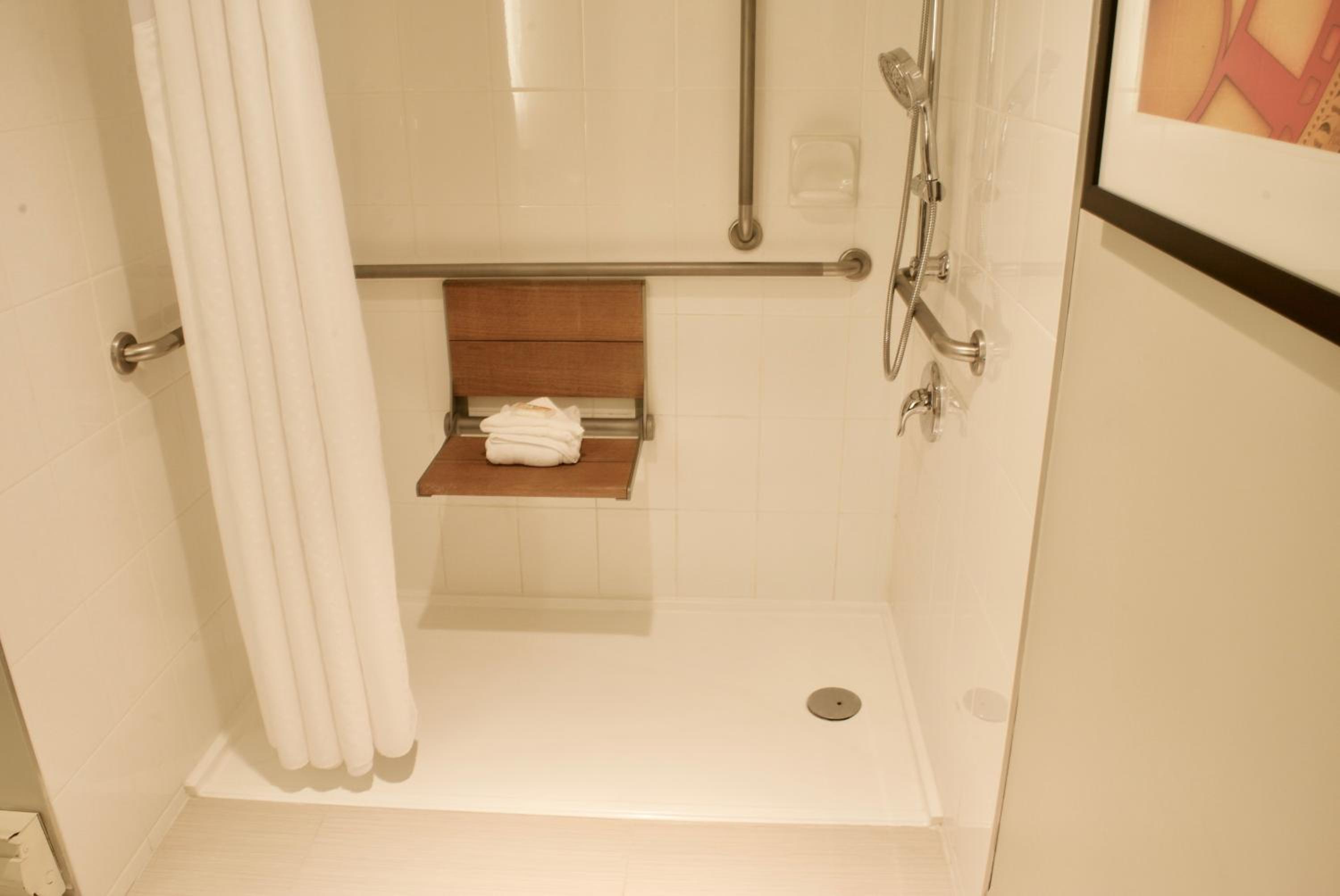 Double Room - Disability Access/Roll-In Shower - Photo 5
