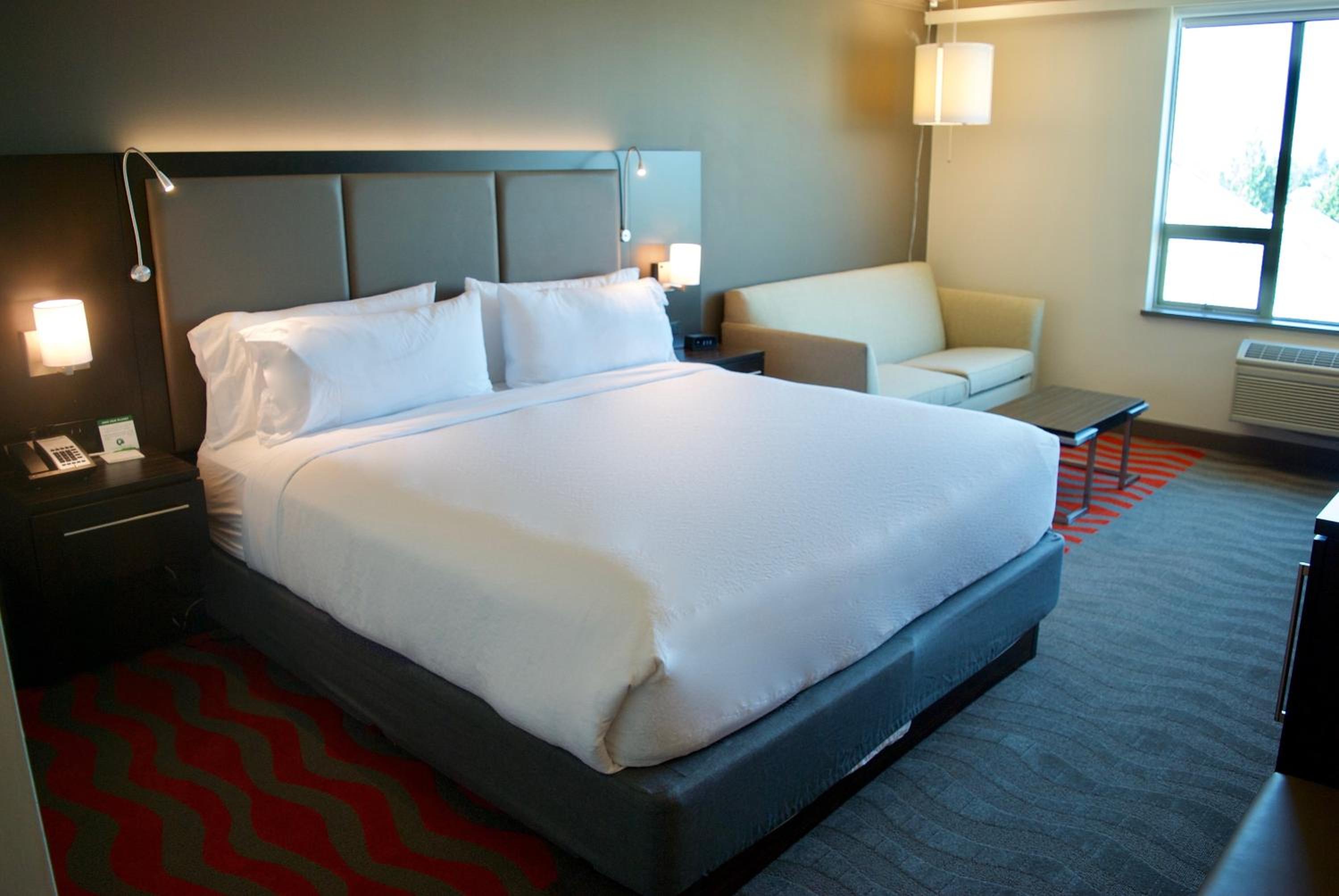 Standard King Room with Sofa Bed - Photo 1