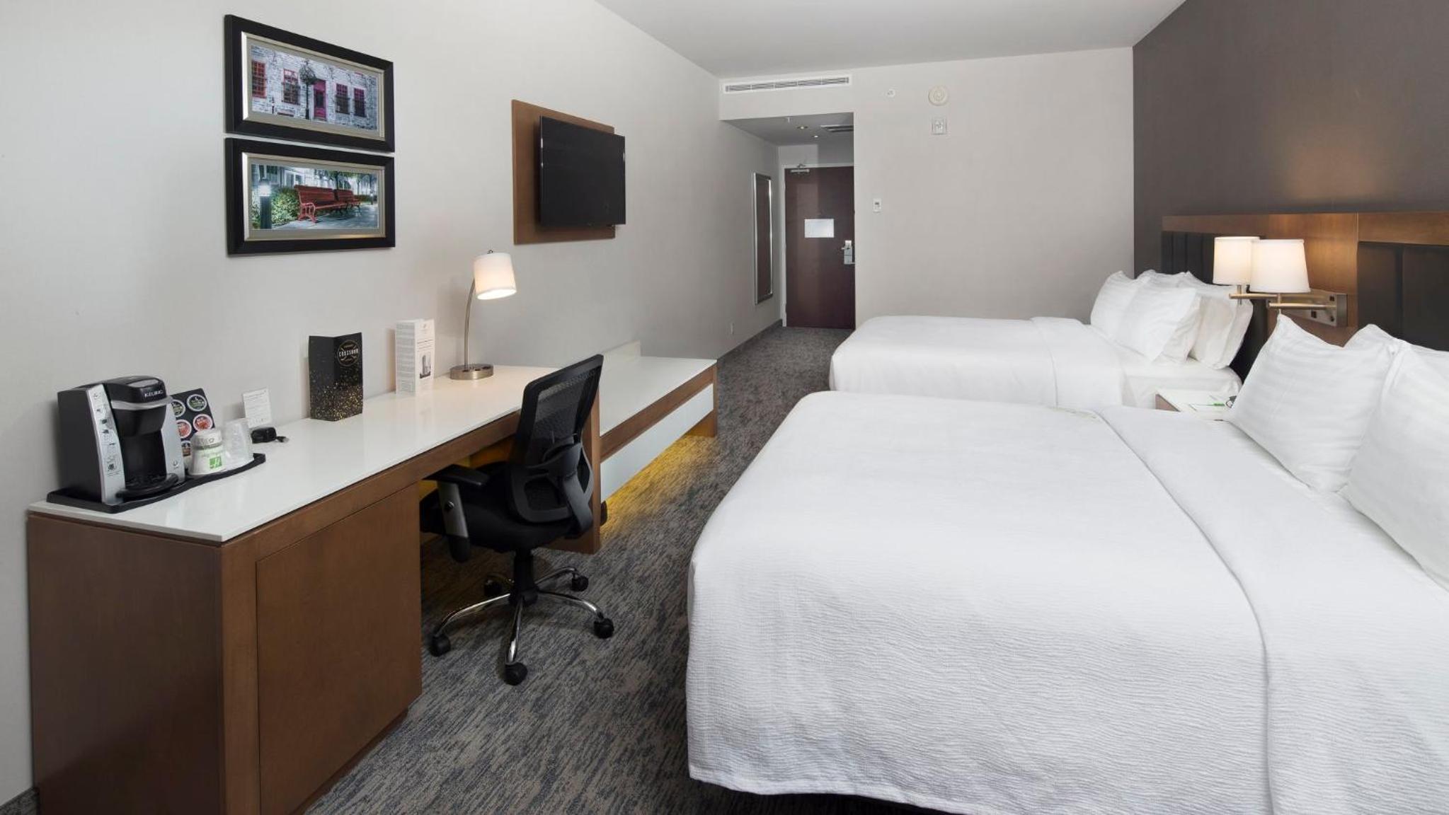 Standard Queen Room with Two Queen Beds and Tub - Accessible
