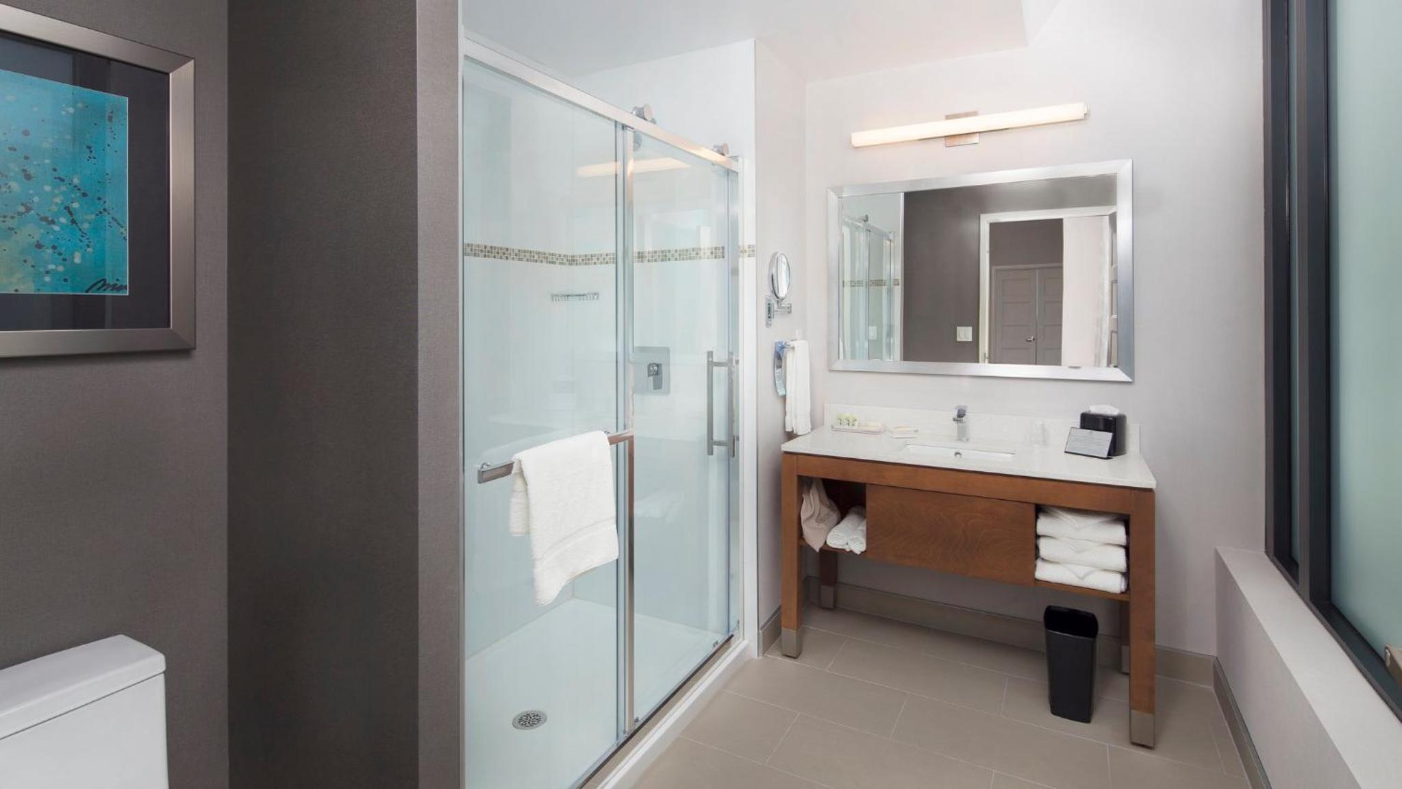 One-Bedroom Corner King Suite