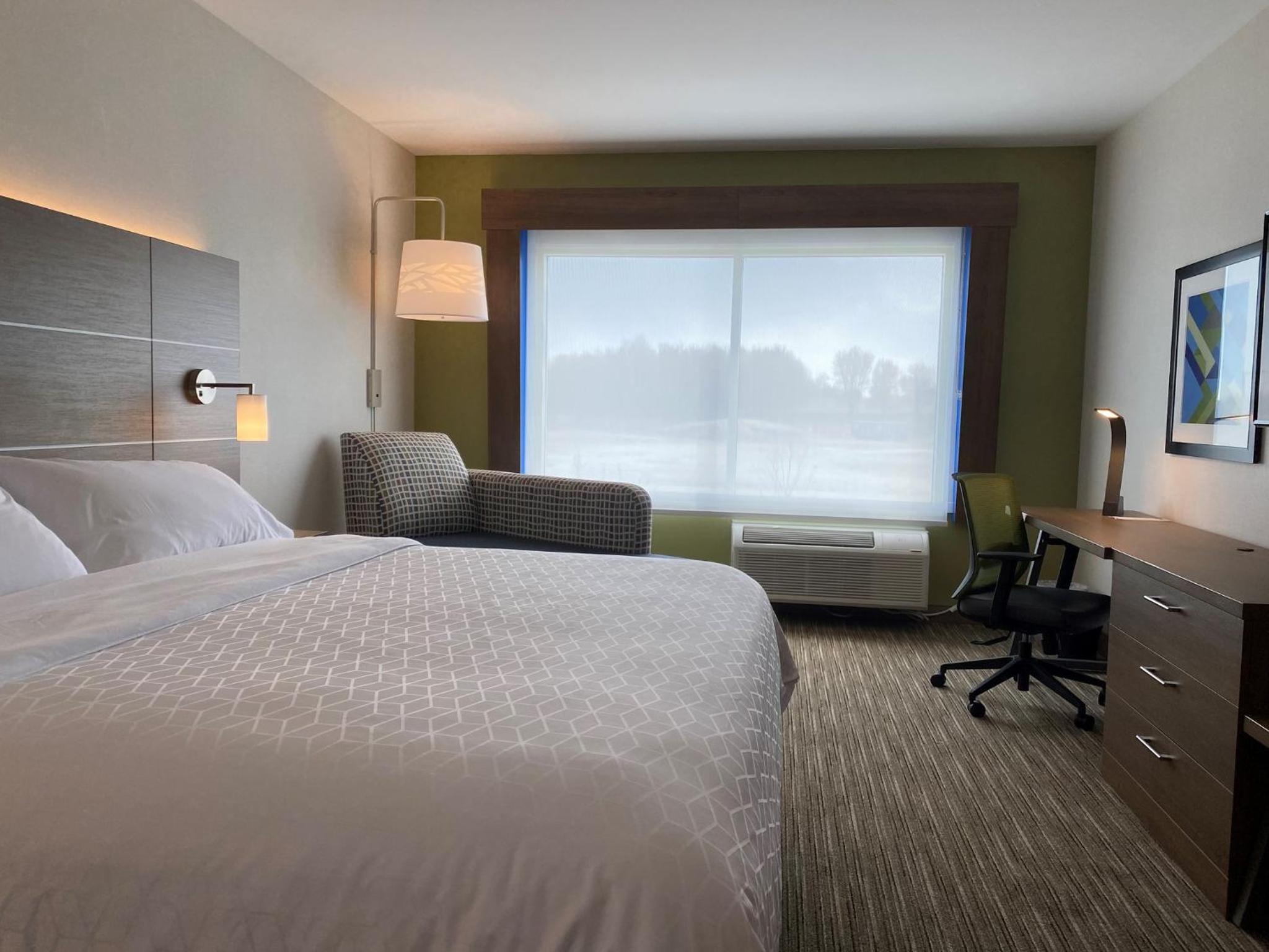 Standard King Room - Photo 5