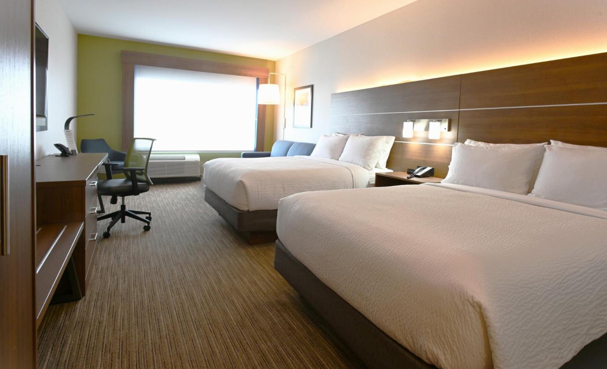 Queen Suite with Two Queen Beds and Sofa Bed - Photo 2