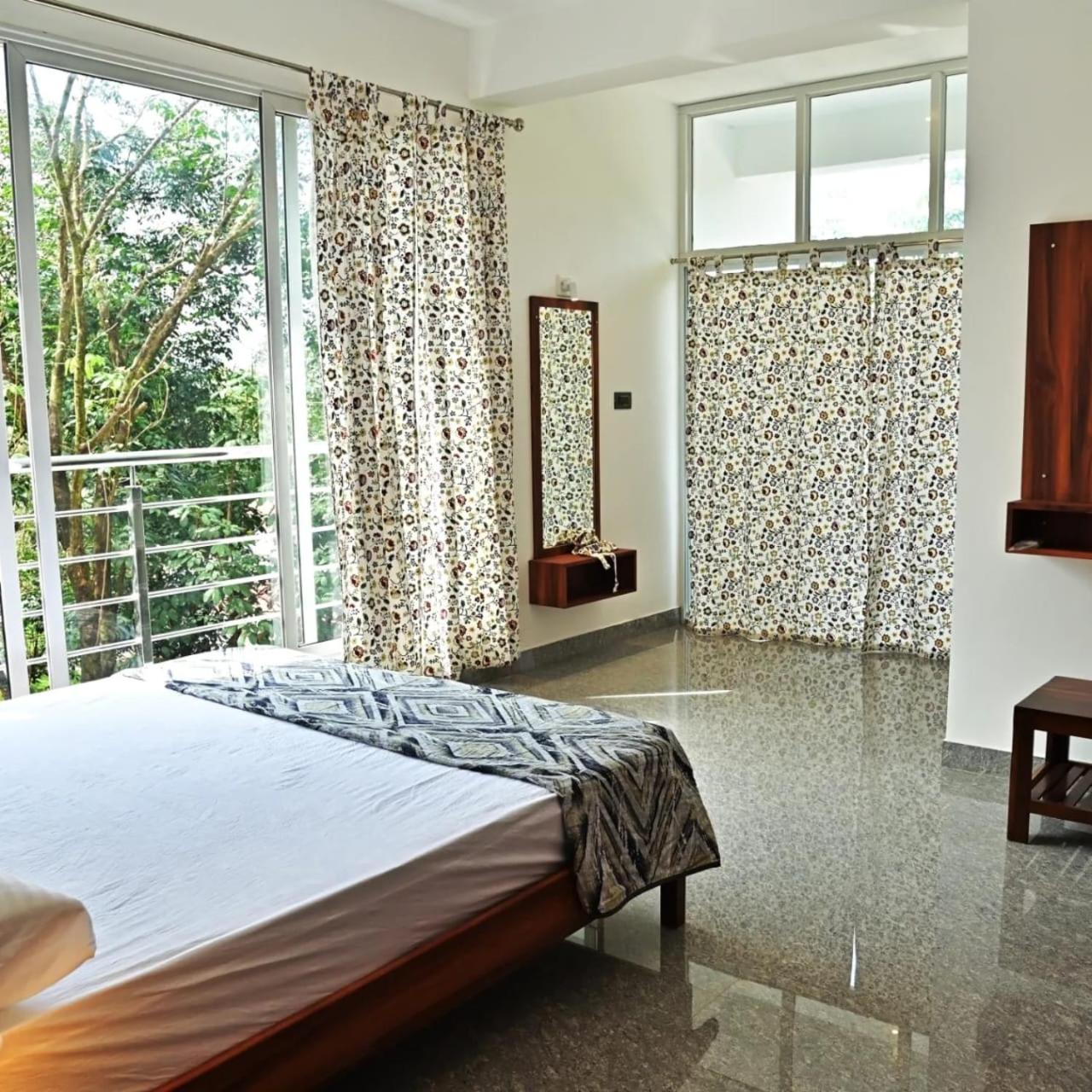 Deluxe Double Room with Balcony photo 2