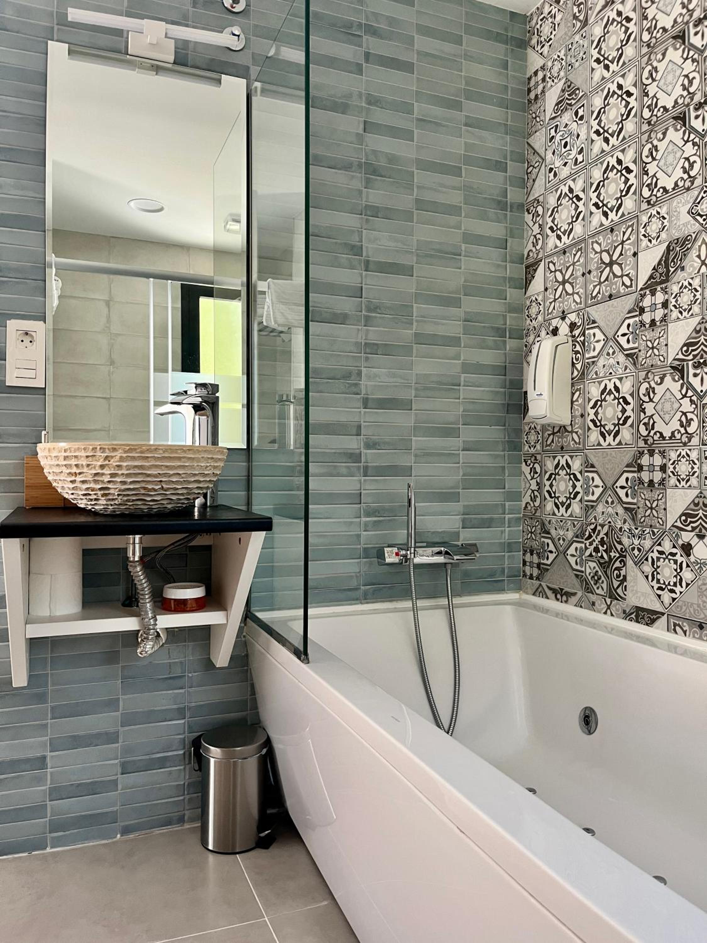 Double Room with Spa Bath - Photo 4
