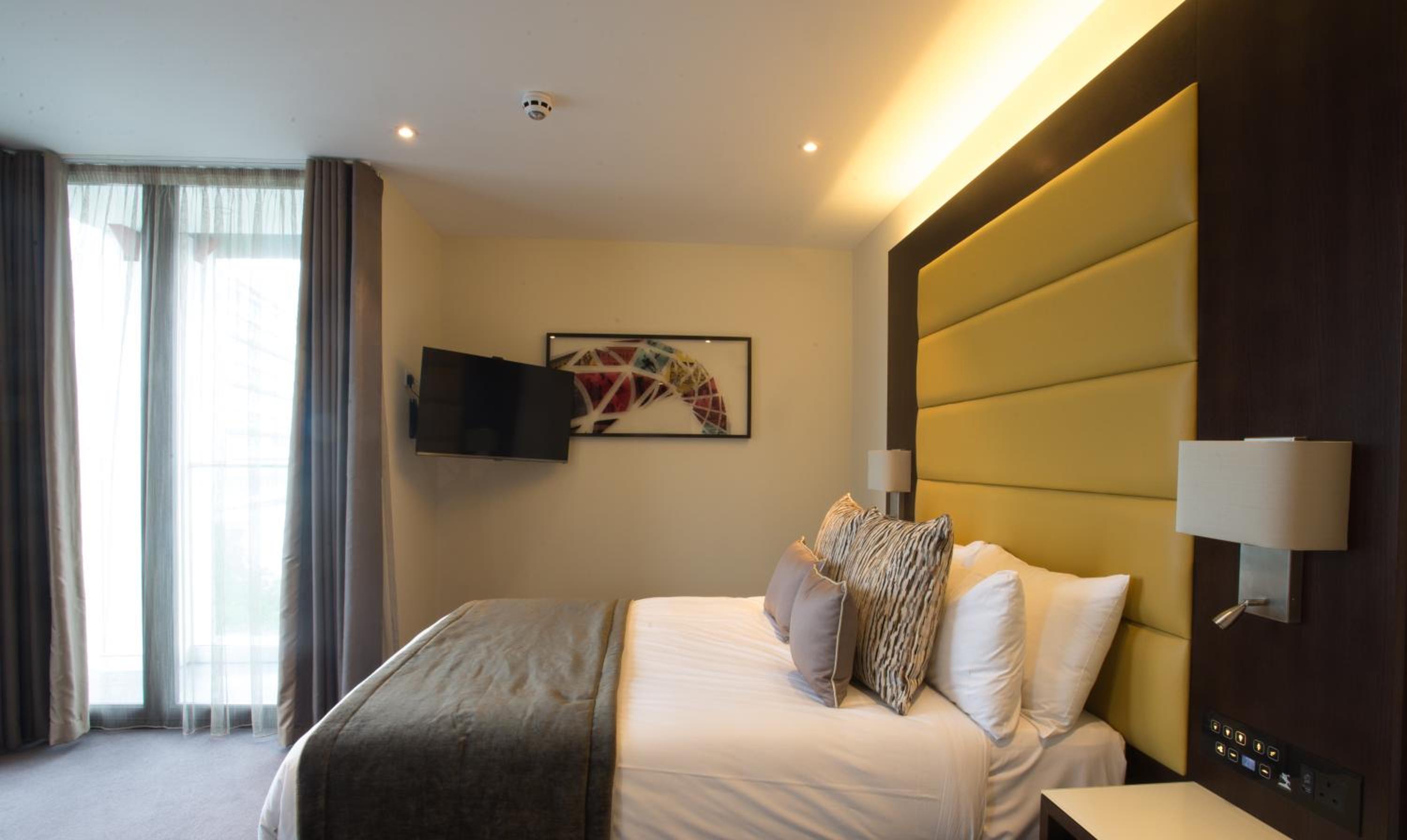 Superior Double Room thumbnail 6