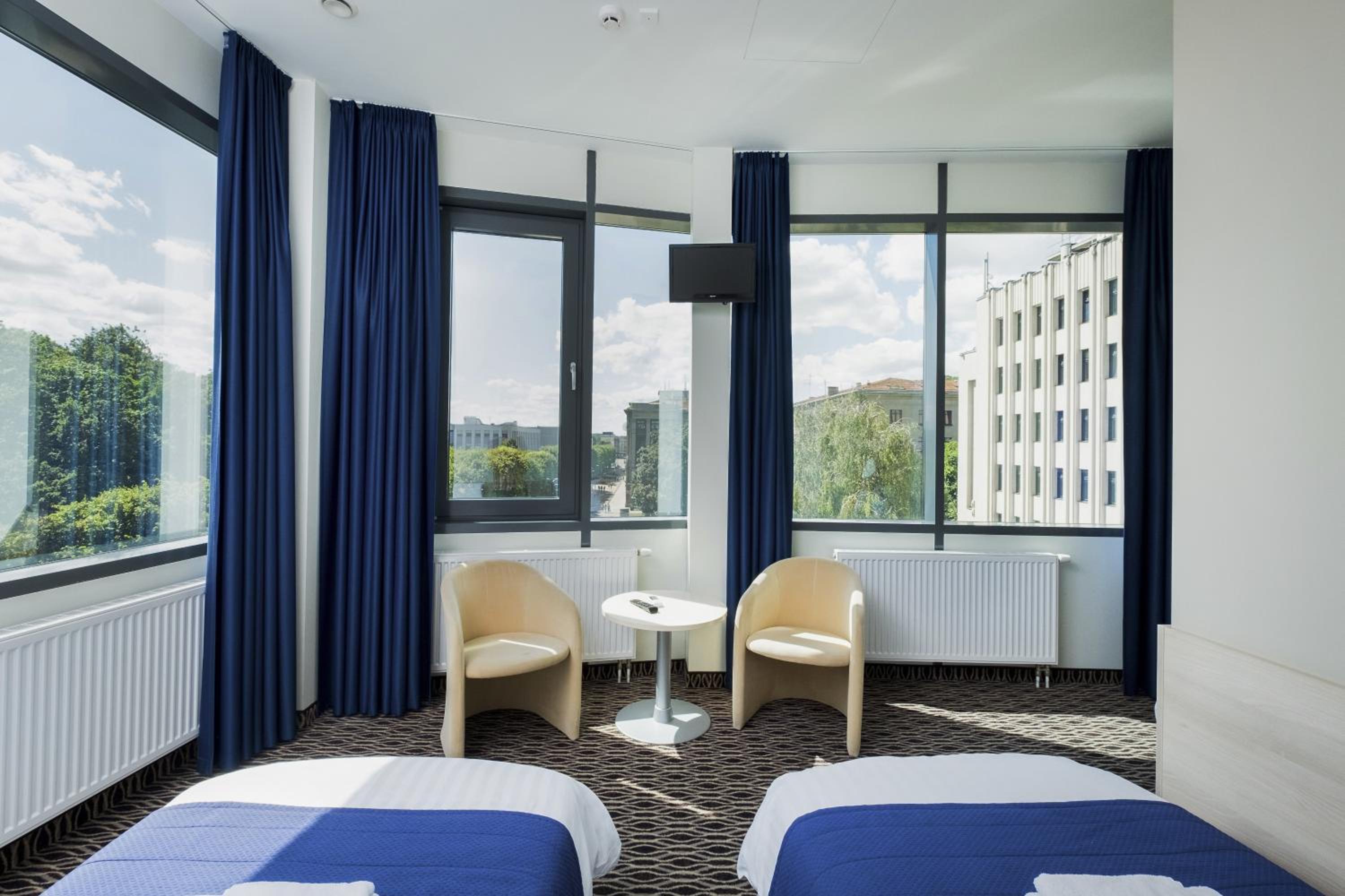 Deluxe Double or Twin Room - Photo 8