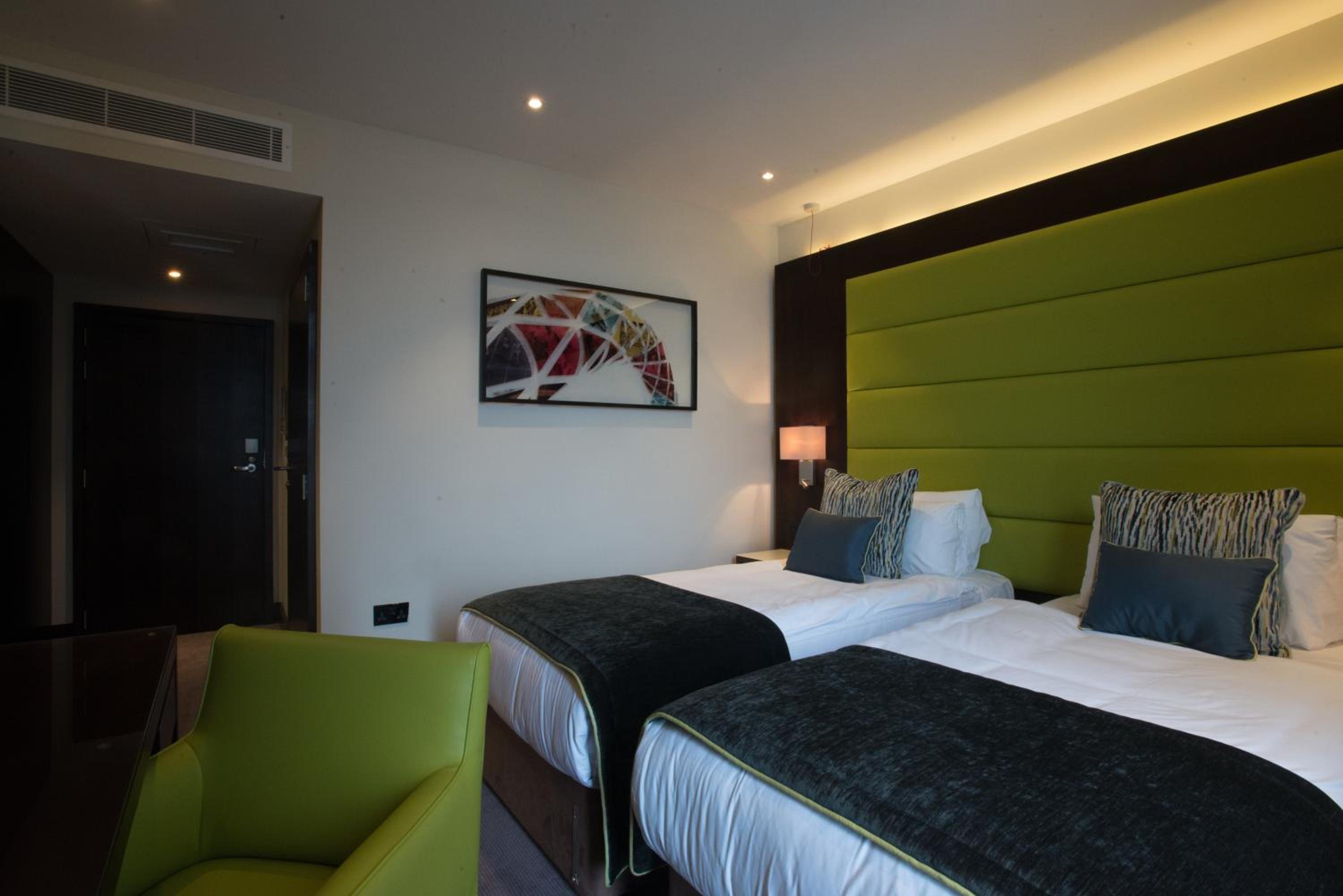 Deluxe Double or Twin Room thumbnail 6