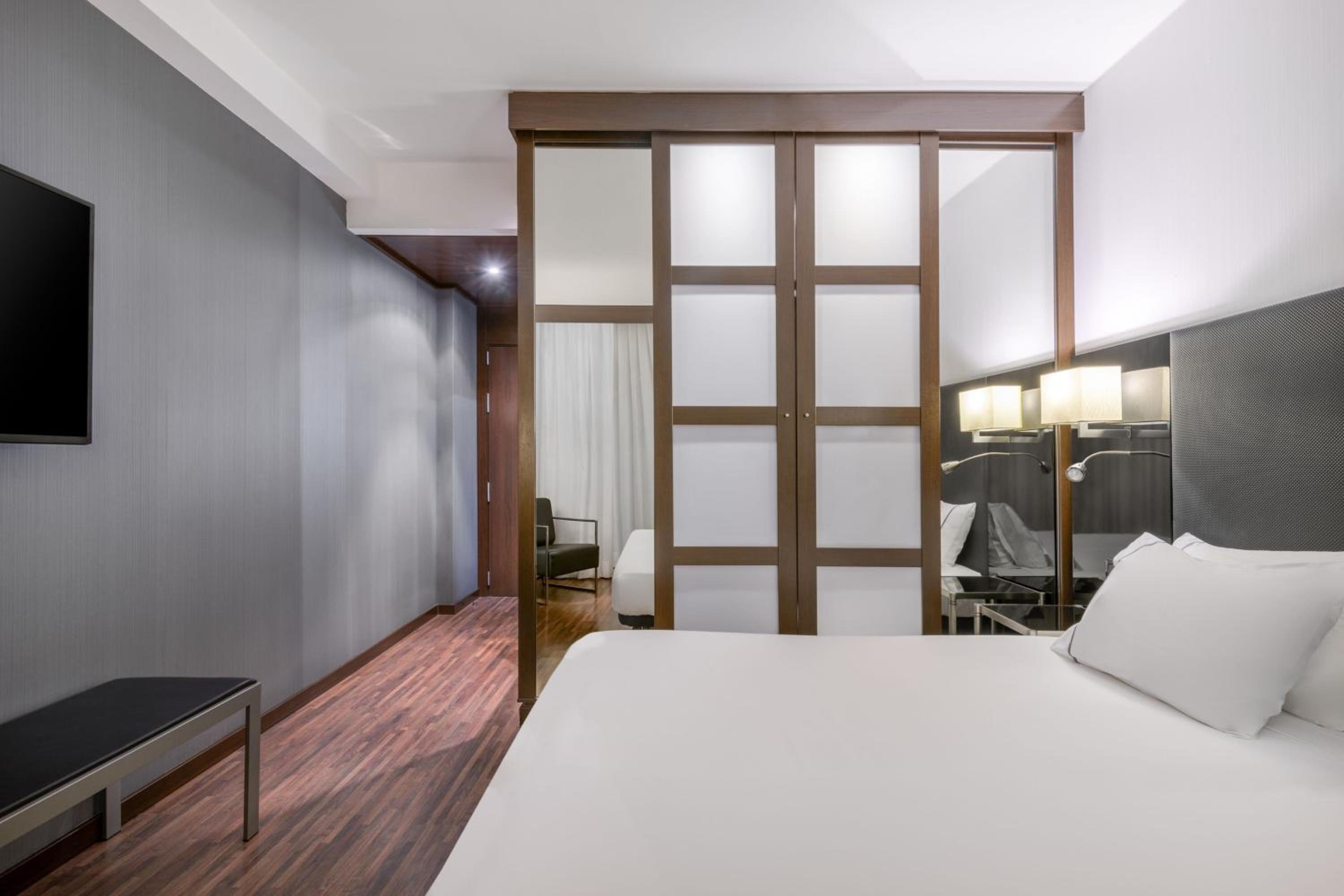 Standard King Room, Guest room, 1 King - Photo 1