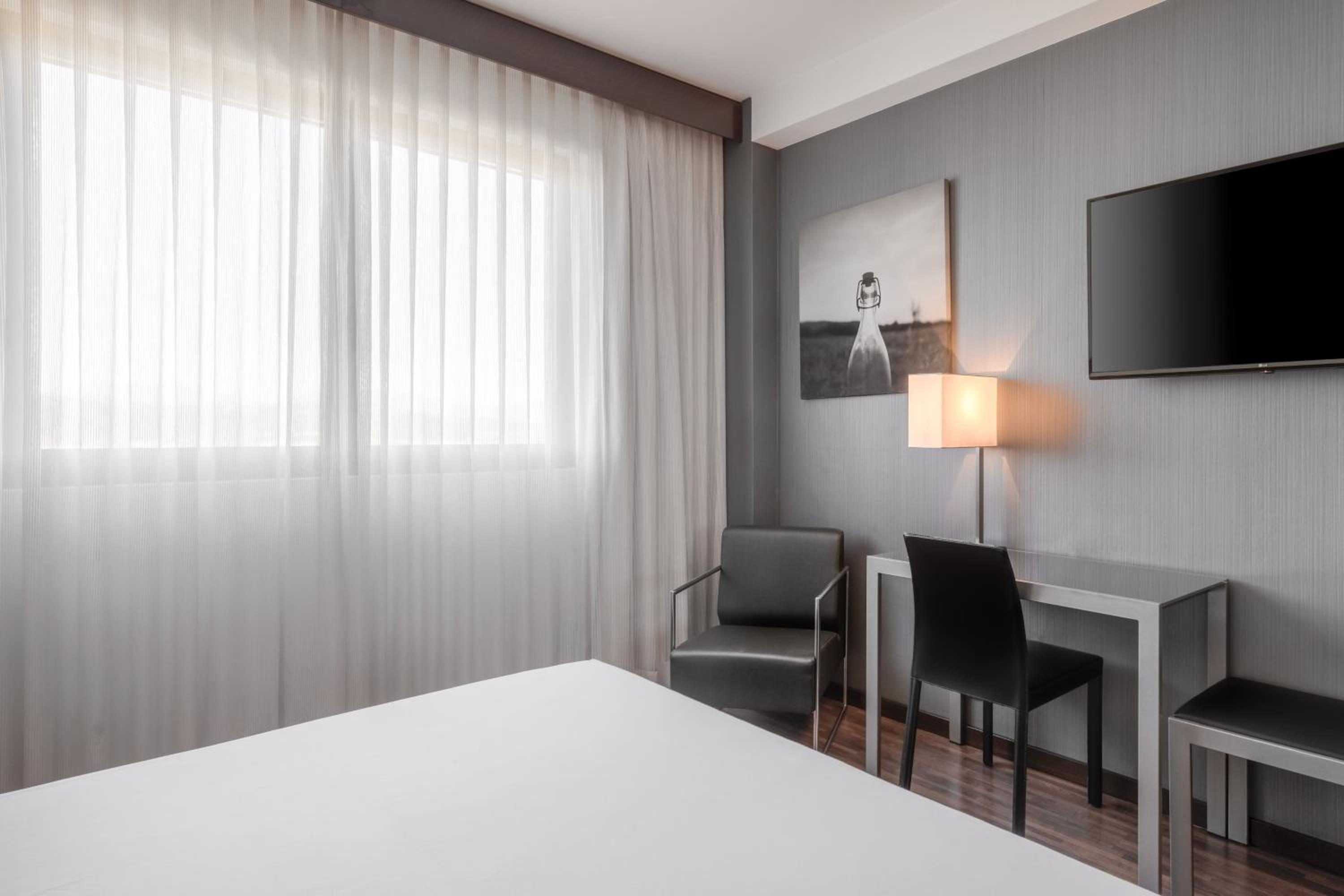 Standard King Room, Guest room, 1 King - Photo 2